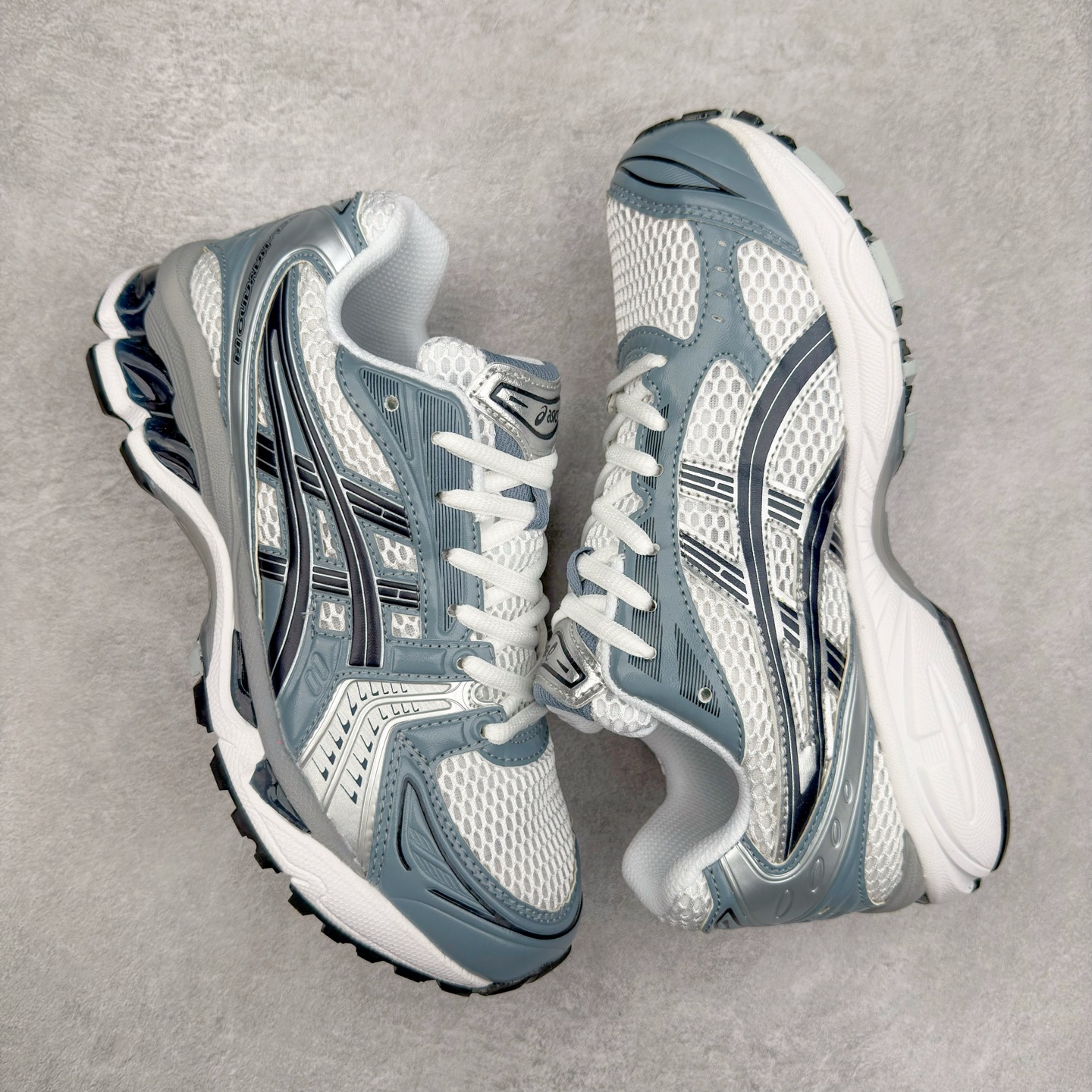 图片[3]-＃特价福利 ASICS GEL-KAYANO 14 亚瑟士K14系列户外复古潮流百搭织物合成革缓震休闲跑步鞋 原装纸板楦头开发 独家私模五层组合大底 原厂定制缓震硅胶加持 原盒原配 官方四联吊牌 原装Ortholite轻量化鞋垫 设计师 Hidenori Yamashita 以「Flash」一词为灵感 创造出未来感金属色鞋面 改造升级内在性能 由内而外全面革新 为 GEL-KAYANO 家族传承及经典跑鞋文化的延续 创下里程碑式作品 K14跑鞋重新诠释了复古的跑步形状 并以其 2000 年代后期的美学理念重新铺装 银色与蓝色的鞋面极为高档 网面铺陈与鞋面、鞋头多处细节位增添了透气性 鞋后跟部中底上以及多密度耐磨鞋底增加了 GEL 缓震胶 提供高抗冲击性、缓冲性、可保护脚部免受地面冲击的影响 穿着舒适性十足 尺码：35.5 36 37 37.5 38 39 39.5 40.5 41.5 42 42.5 43.5 44 45-选品中心