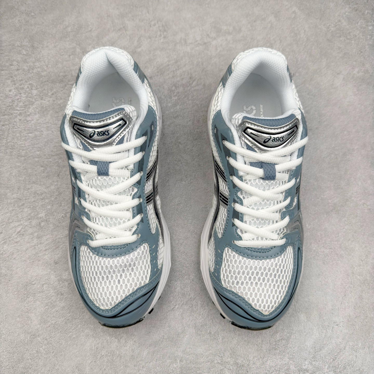 图片[2]-＃特价福利 ASICS GEL-KAYANO 14 亚瑟士K14系列户外复古潮流百搭织物合成革缓震休闲跑步鞋 原装纸板楦头开发 独家私模五层组合大底 原厂定制缓震硅胶加持 原盒原配 官方四联吊牌 原装Ortholite轻量化鞋垫 设计师 Hidenori Yamashita 以「Flash」一词为灵感 创造出未来感金属色鞋面 改造升级内在性能 由内而外全面革新 为 GEL-KAYANO 家族传承及经典跑鞋文化的延续 创下里程碑式作品 K14跑鞋重新诠释了复古的跑步形状 并以其 2000 年代后期的美学理念重新铺装 银色与蓝色的鞋面极为高档 网面铺陈与鞋面、鞋头多处细节位增添了透气性 鞋后跟部中底上以及多密度耐磨鞋底增加了 GEL 缓震胶 提供高抗冲击性、缓冲性、可保护脚部免受地面冲击的影响 穿着舒适性十足 尺码：35.5 36 37 37.5 38 39 39.5 40.5 41.5 42 42.5 43.5 44 45-选品中心