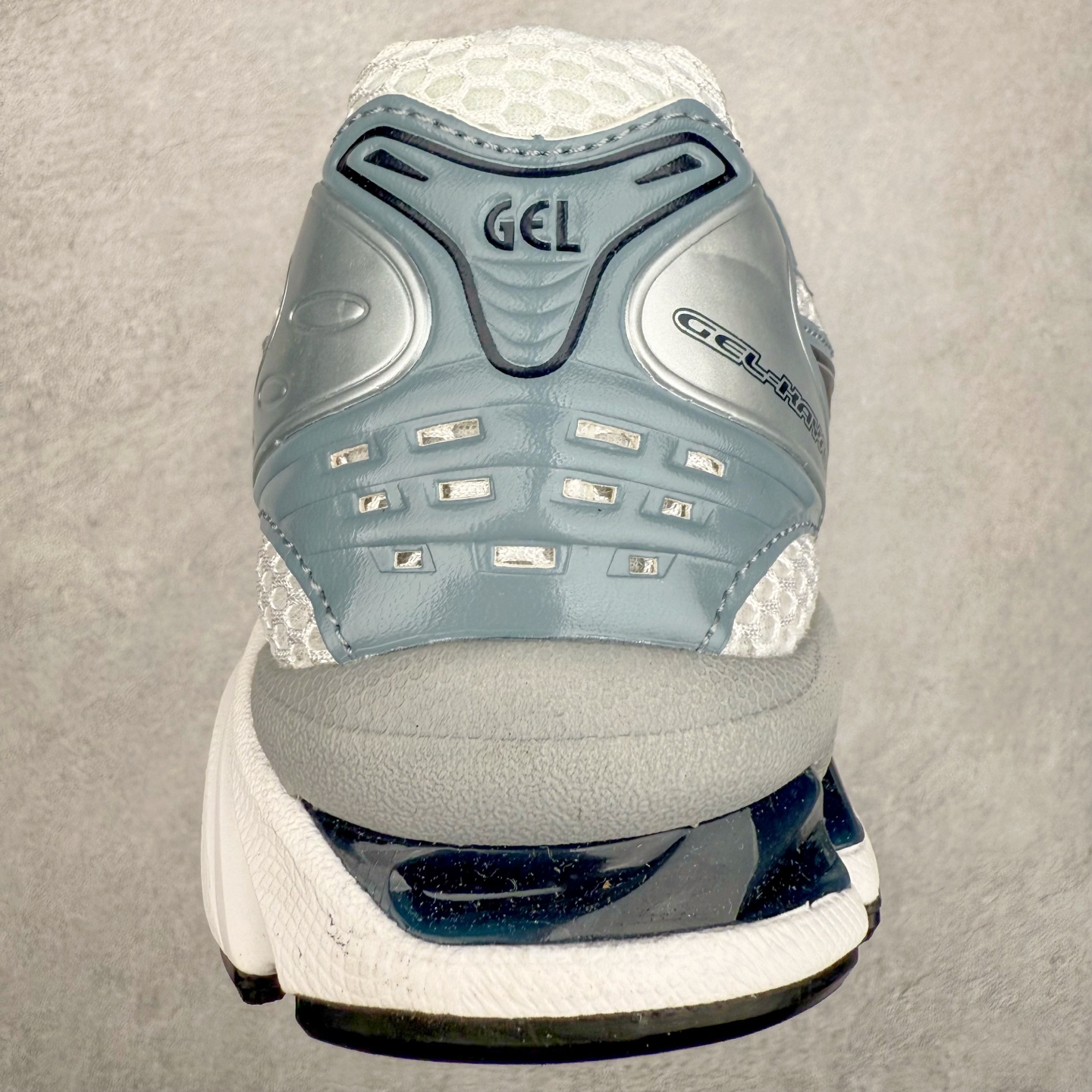 图片[8]-＃特价福利 ASICS GEL-KAYANO 14 亚瑟士K14系列户外复古潮流百搭织物合成革缓震休闲跑步鞋 原装纸板楦头开发 独家私模五层组合大底 原厂定制缓震硅胶加持 原盒原配 官方四联吊牌 原装Ortholite轻量化鞋垫 设计师 Hidenori Yamashita 以「Flash」一词为灵感 创造出未来感金属色鞋面 改造升级内在性能 由内而外全面革新 为 GEL-KAYANO 家族传承及经典跑鞋文化的延续 创下里程碑式作品 K14跑鞋重新诠释了复古的跑步形状 并以其 2000 年代后期的美学理念重新铺装 银色与蓝色的鞋面极为高档 网面铺陈与鞋面、鞋头多处细节位增添了透气性 鞋后跟部中底上以及多密度耐磨鞋底增加了 GEL 缓震胶 提供高抗冲击性、缓冲性、可保护脚部免受地面冲击的影响 穿着舒适性十足 尺码：35.5 36 37 37.5 38 39 39.5 40.5 41.5 42 42.5 43.5 44 45-选品中心