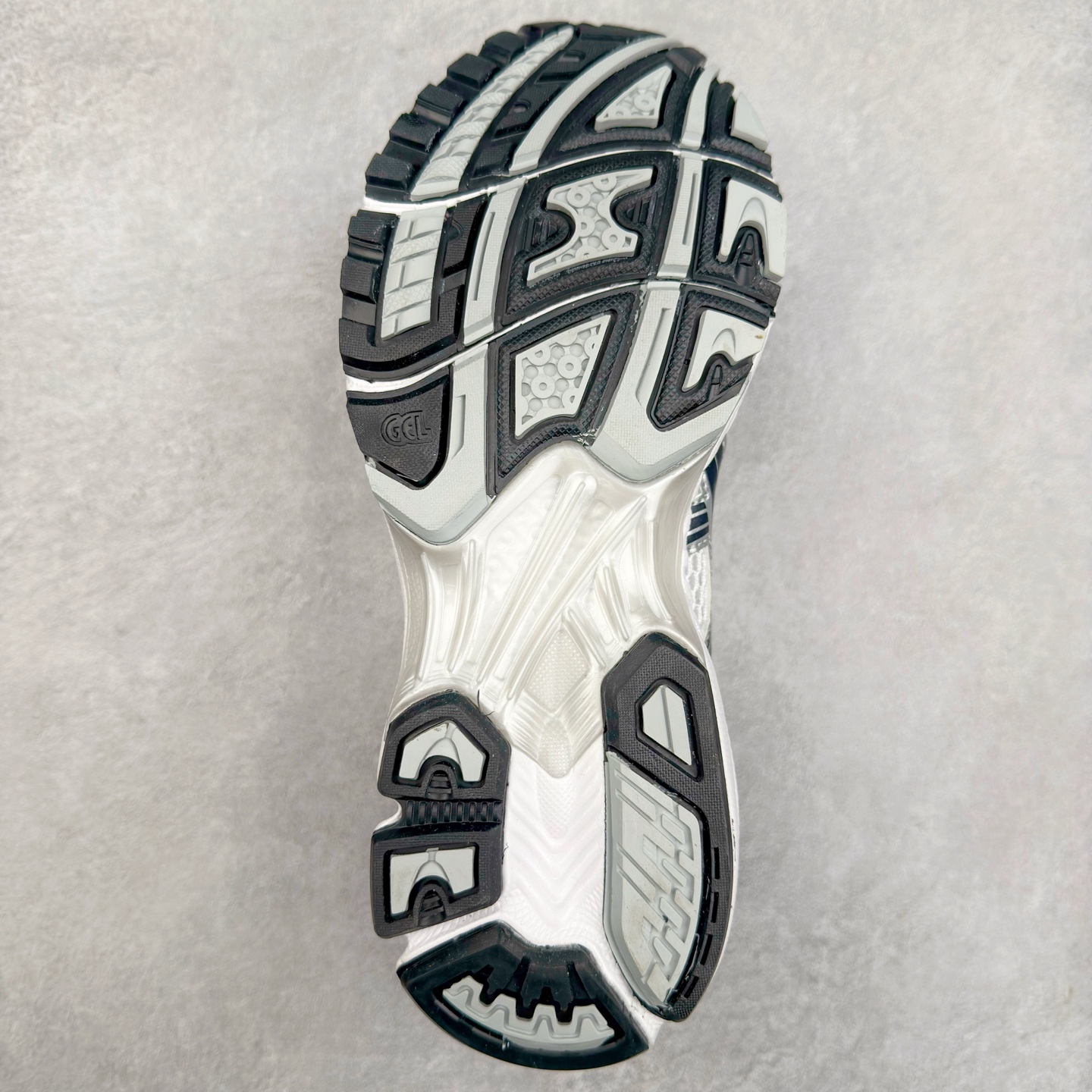 图片[9]-＃特价福利 ASICS GEL-KAYANO 14 亚瑟士K14系列户外复古潮流百搭织物合成革缓震休闲跑步鞋 原装纸板楦头开发 独家私模五层组合大底 原厂定制缓震硅胶加持 原盒原配 官方四联吊牌 原装Ortholite轻量化鞋垫 设计师 Hidenori Yamashita 以「Flash」一词为灵感 创造出未来感金属色鞋面 改造升级内在性能 由内而外全面革新 为 GEL-KAYANO 家族传承及经典跑鞋文化的延续 创下里程碑式作品 K14跑鞋重新诠释了复古的跑步形状 并以其 2000 年代后期的美学理念重新铺装 银色与蓝色的鞋面极为高档 网面铺陈与鞋面、鞋头多处细节位增添了透气性 鞋后跟部中底上以及多密度耐磨鞋底增加了 GEL 缓震胶 提供高抗冲击性、缓冲性、可保护脚部免受地面冲击的影响 穿着舒适性十足 尺码：35.5 36 37 37.5 38 39 39.5 40.5 41.5 42 42.5 43.5 44 45-选品中心