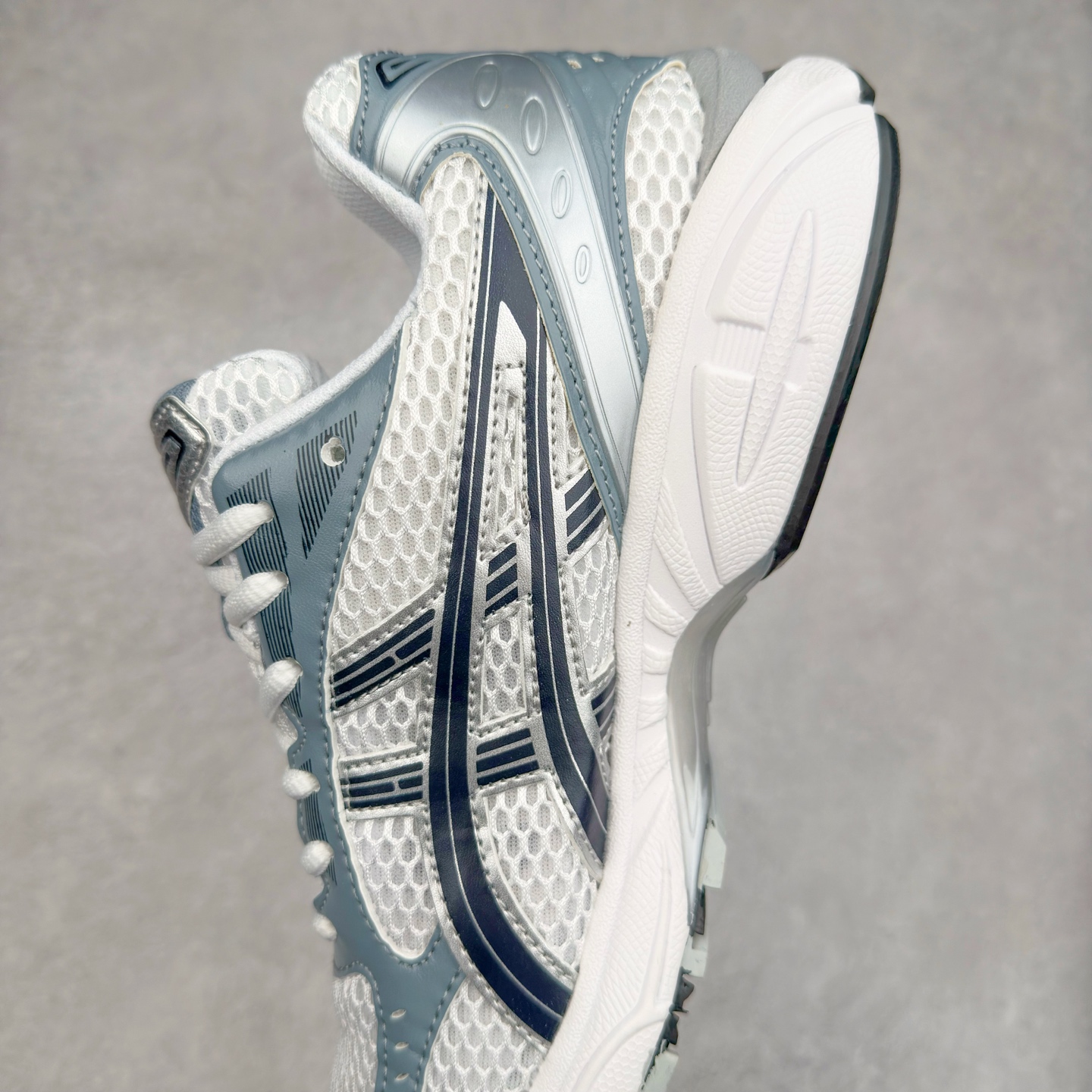 图片[7]-＃特价福利 ASICS GEL-KAYANO 14 亚瑟士K14系列户外复古潮流百搭织物合成革缓震休闲跑步鞋 原装纸板楦头开发 独家私模五层组合大底 原厂定制缓震硅胶加持 原盒原配 官方四联吊牌 原装Ortholite轻量化鞋垫 设计师 Hidenori Yamashita 以「Flash」一词为灵感 创造出未来感金属色鞋面 改造升级内在性能 由内而外全面革新 为 GEL-KAYANO 家族传承及经典跑鞋文化的延续 创下里程碑式作品 K14跑鞋重新诠释了复古的跑步形状 并以其 2000 年代后期的美学理念重新铺装 银色与蓝色的鞋面极为高档 网面铺陈与鞋面、鞋头多处细节位增添了透气性 鞋后跟部中底上以及多密度耐磨鞋底增加了 GEL 缓震胶 提供高抗冲击性、缓冲性、可保护脚部免受地面冲击的影响 穿着舒适性十足 尺码：35.5 36 37 37.5 38 39 39.5 40.5 41.5 42 42.5 43.5 44 45-选品中心