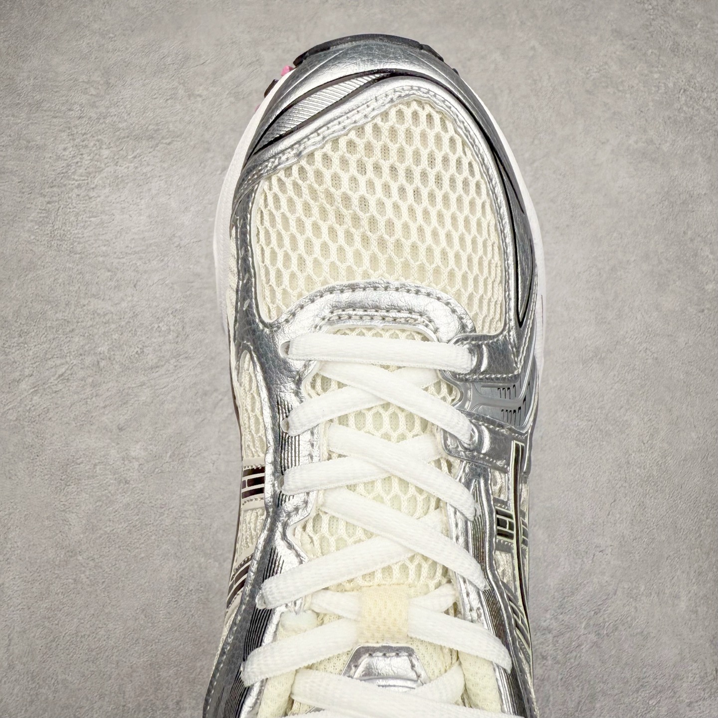 图片[4]-＃特价福利 ASICS GEL-KAYANO 14 亚瑟士K14系列户外复古潮流百搭织物合成革缓震休闲跑步鞋 原装纸板楦头开发 独家私模五层组合大底 原厂定制缓震硅胶加持 原盒原配 官方四联吊牌 原装Ortholite轻量化鞋垫 设计师 Hidenori Yamashita 以「Flash」一词为灵感 创造出未来感金属色鞋面 改造升级内在性能 由内而外全面革新 为 GEL-KAYANO 家族传承及经典跑鞋文化的延续 创下里程碑式作品 K14跑鞋重新诠释了复古的跑步形状 并以其 2000 年代后期的美学理念重新铺装 银色与蓝色的鞋面极为高档 网面铺陈与鞋面、鞋头多处细节位增添了透气性 鞋后跟部中底上以及多密度耐磨鞋底增加了 GEL 缓震胶 提供高抗冲击性、缓冲性、可保护脚部免受地面冲击的影响 穿着舒适性十足 尺码：35.5 36 37 37.5 38 39 39.5 40.5 41.5 42 42.5 43.5 44 45-选品中心