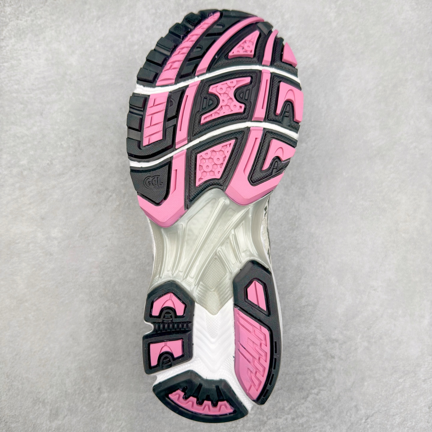 图片[9]-＃特价福利 ASICS GEL-KAYANO 14 亚瑟士K14系列户外复古潮流百搭织物合成革缓震休闲跑步鞋 原装纸板楦头开发 独家私模五层组合大底 原厂定制缓震硅胶加持 原盒原配 官方四联吊牌 原装Ortholite轻量化鞋垫 设计师 Hidenori Yamashita 以「Flash」一词为灵感 创造出未来感金属色鞋面 改造升级内在性能 由内而外全面革新 为 GEL-KAYANO 家族传承及经典跑鞋文化的延续 创下里程碑式作品 K14跑鞋重新诠释了复古的跑步形状 并以其 2000 年代后期的美学理念重新铺装 银色与蓝色的鞋面极为高档 网面铺陈与鞋面、鞋头多处细节位增添了透气性 鞋后跟部中底上以及多密度耐磨鞋底增加了 GEL 缓震胶 提供高抗冲击性、缓冲性、可保护脚部免受地面冲击的影响 穿着舒适性十足 尺码：35.5 36 37 37.5 38 39 39.5 40.5 41.5 42 42.5 43.5 44 45-选品中心