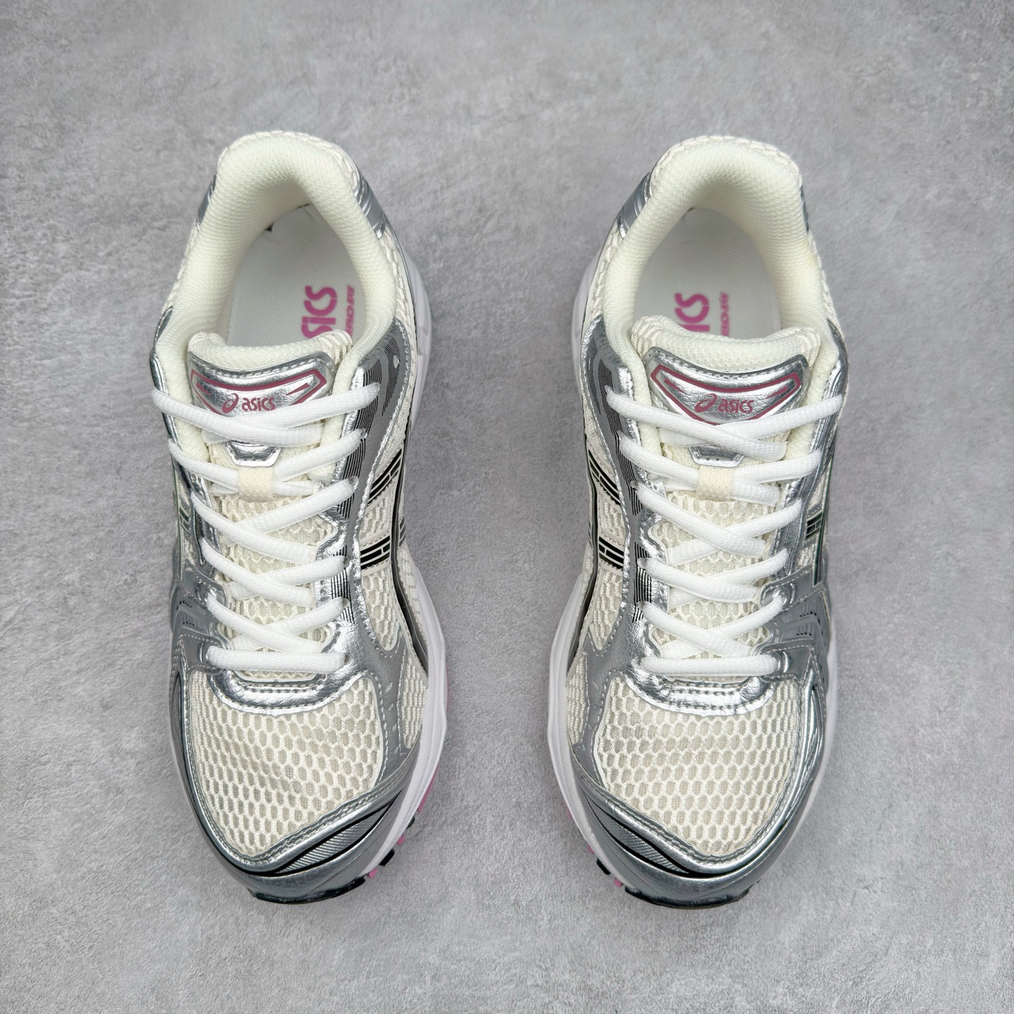 图片[2]-＃特价福利 ASICS GEL-KAYANO 14 亚瑟士K14系列户外复古潮流百搭织物合成革缓震休闲跑步鞋 原装纸板楦头开发 独家私模五层组合大底 原厂定制缓震硅胶加持 原盒原配 官方四联吊牌 原装Ortholite轻量化鞋垫 设计师 Hidenori Yamashita 以「Flash」一词为灵感 创造出未来感金属色鞋面 改造升级内在性能 由内而外全面革新 为 GEL-KAYANO 家族传承及经典跑鞋文化的延续 创下里程碑式作品 K14跑鞋重新诠释了复古的跑步形状 并以其 2000 年代后期的美学理念重新铺装 银色与蓝色的鞋面极为高档 网面铺陈与鞋面、鞋头多处细节位增添了透气性 鞋后跟部中底上以及多密度耐磨鞋底增加了 GEL 缓震胶 提供高抗冲击性、缓冲性、可保护脚部免受地面冲击的影响 穿着舒适性十足 尺码：35.5 36 37 37.5 38 39 39.5 40.5 41.5 42 42.5 43.5 44 45-选品中心