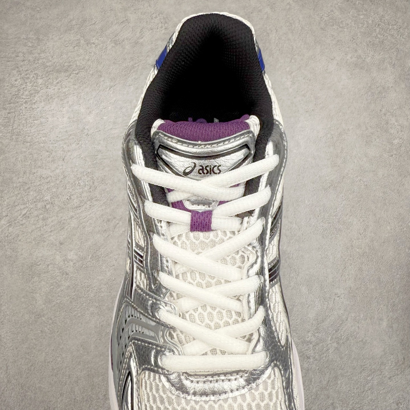 图片[5]-＃特价福利 ASICS GEL-KAYANO 14 亚瑟士K14系列户外复古潮流百搭织物合成革缓震休闲跑步鞋 原装纸板楦头开发 独家私模五层组合大底 原厂定制缓震硅胶加持 原盒原配 官方四联吊牌 原装Ortholite轻量化鞋垫 设计师 Hidenori Yamashita 以「Flash」一词为灵感 创造出未来感金属色鞋面 改造升级内在性能 由内而外全面革新 为 GEL-KAYANO 家族传承及经典跑鞋文化的延续 创下里程碑式作品 K14跑鞋重新诠释了复古的跑步形状 并以其 2000 年代后期的美学理念重新铺装 银色与蓝色的鞋面极为高档 网面铺陈与鞋面、鞋头多处细节位增添了透气性 鞋后跟部中底上以及多密度耐磨鞋底增加了 GEL 缓震胶 提供高抗冲击性、缓冲性、可保护脚部免受地面冲击的影响 穿着舒适性十足 尺码：35.5 36 37 37.5 38 39 39.5 40.5 41.5 42 42.5 43.5 44 45-选品中心