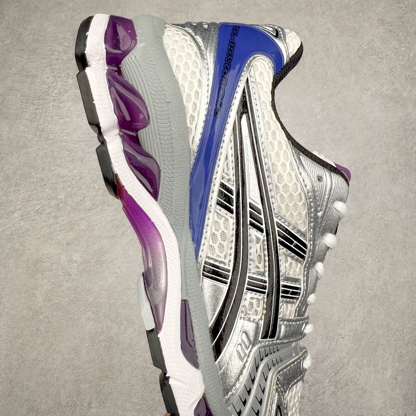 图片[6]-＃特价福利 ASICS GEL-KAYANO 14 亚瑟士K14系列户外复古潮流百搭织物合成革缓震休闲跑步鞋 原装纸板楦头开发 独家私模五层组合大底 原厂定制缓震硅胶加持 原盒原配 官方四联吊牌 原装Ortholite轻量化鞋垫 设计师 Hidenori Yamashita 以「Flash」一词为灵感 创造出未来感金属色鞋面 改造升级内在性能 由内而外全面革新 为 GEL-KAYANO 家族传承及经典跑鞋文化的延续 创下里程碑式作品 K14跑鞋重新诠释了复古的跑步形状 并以其 2000 年代后期的美学理念重新铺装 银色与蓝色的鞋面极为高档 网面铺陈与鞋面、鞋头多处细节位增添了透气性 鞋后跟部中底上以及多密度耐磨鞋底增加了 GEL 缓震胶 提供高抗冲击性、缓冲性、可保护脚部免受地面冲击的影响 穿着舒适性十足 尺码：35.5 36 37 37.5 38 39 39.5 40.5 41.5 42 42.5 43.5 44 45-选品中心