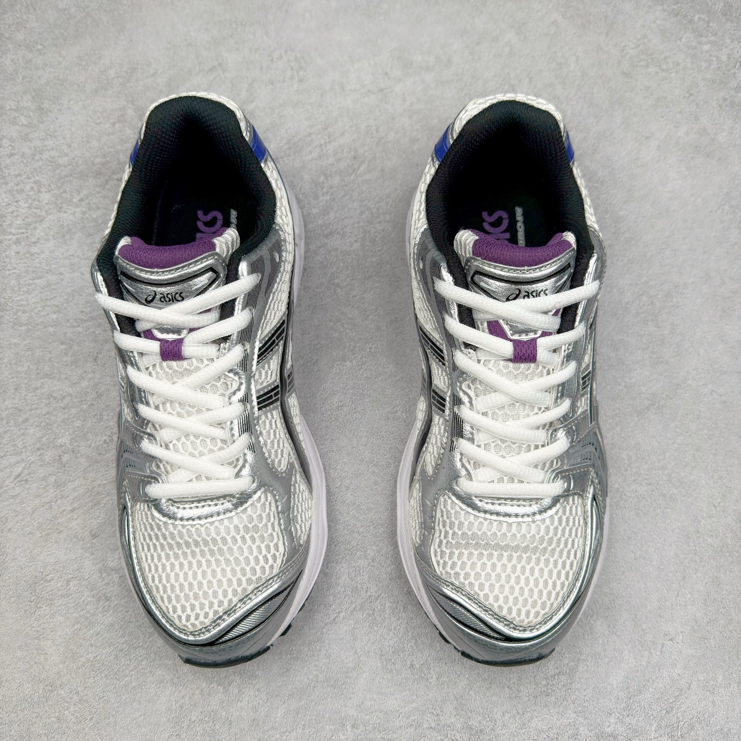 图片[2]-＃特价福利 ASICS GEL-KAYANO 14 亚瑟士K14系列户外复古潮流百搭织物合成革缓震休闲跑步鞋 原装纸板楦头开发 独家私模五层组合大底 原厂定制缓震硅胶加持 原盒原配 官方四联吊牌 原装Ortholite轻量化鞋垫 设计师 Hidenori Yamashita 以「Flash」一词为灵感 创造出未来感金属色鞋面 改造升级内在性能 由内而外全面革新 为 GEL-KAYANO 家族传承及经典跑鞋文化的延续 创下里程碑式作品 K14跑鞋重新诠释了复古的跑步形状 并以其 2000 年代后期的美学理念重新铺装 银色与蓝色的鞋面极为高档 网面铺陈与鞋面、鞋头多处细节位增添了透气性 鞋后跟部中底上以及多密度耐磨鞋底增加了 GEL 缓震胶 提供高抗冲击性、缓冲性、可保护脚部免受地面冲击的影响 穿着舒适性十足 尺码：35.5 36 37 37.5 38 39 39.5 40.5 41.5 42 42.5 43.5 44 45-选品中心