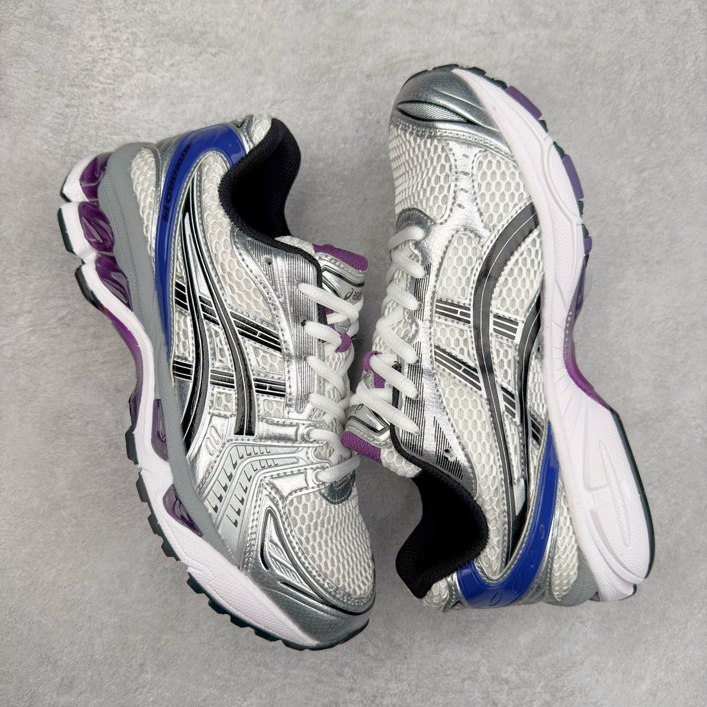 图片[3]-＃特价福利 ASICS GEL-KAYANO 14 亚瑟士K14系列户外复古潮流百搭织物合成革缓震休闲跑步鞋 原装纸板楦头开发 独家私模五层组合大底 原厂定制缓震硅胶加持 原盒原配 官方四联吊牌 原装Ortholite轻量化鞋垫 设计师 Hidenori Yamashita 以「Flash」一词为灵感 创造出未来感金属色鞋面 改造升级内在性能 由内而外全面革新 为 GEL-KAYANO 家族传承及经典跑鞋文化的延续 创下里程碑式作品 K14跑鞋重新诠释了复古的跑步形状 并以其 2000 年代后期的美学理念重新铺装 银色与蓝色的鞋面极为高档 网面铺陈与鞋面、鞋头多处细节位增添了透气性 鞋后跟部中底上以及多密度耐磨鞋底增加了 GEL 缓震胶 提供高抗冲击性、缓冲性、可保护脚部免受地面冲击的影响 穿着舒适性十足 尺码：35.5 36 37 37.5 38 39 39.5 40.5 41.5 42 42.5 43.5 44 45-选品中心