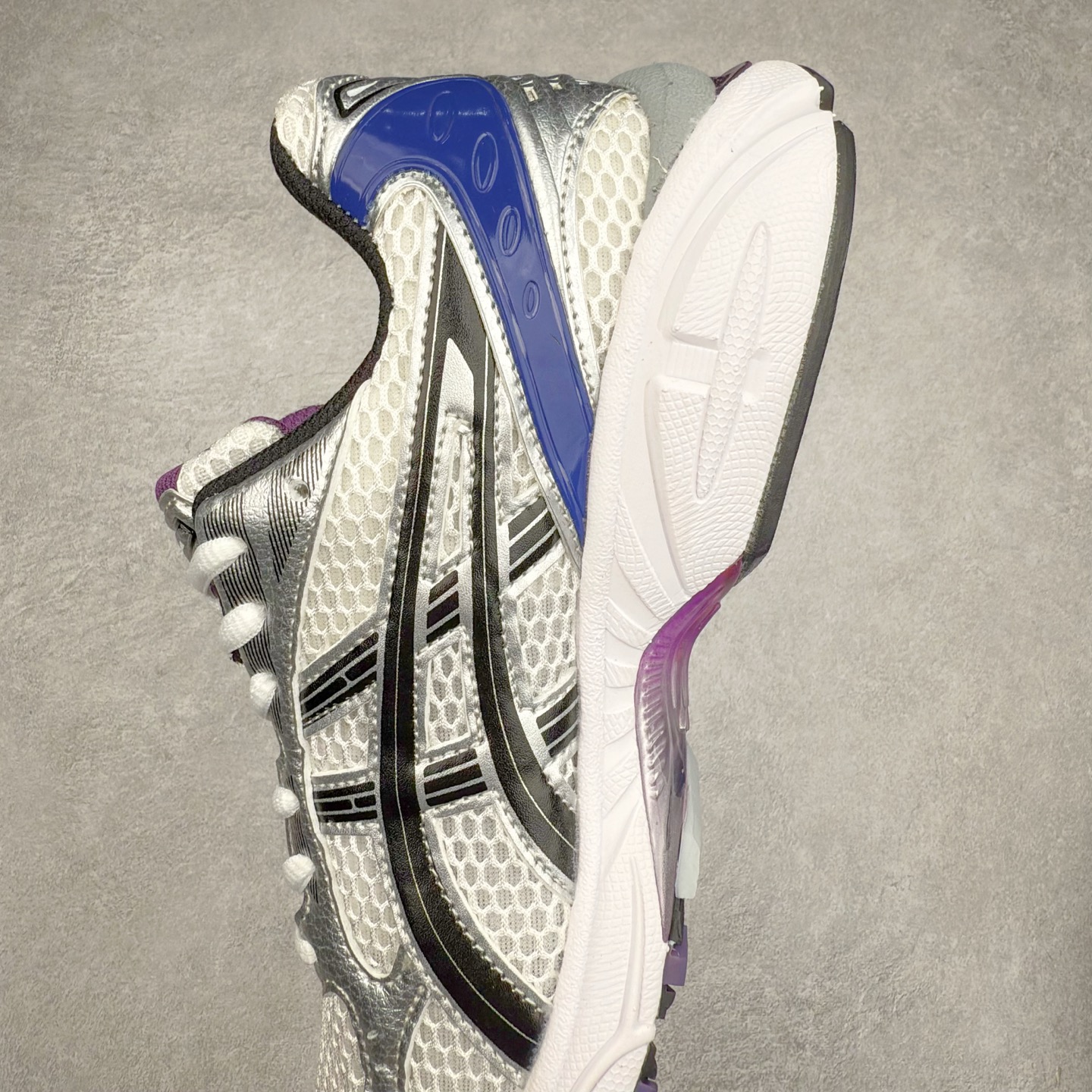 图片[7]-＃特价福利 ASICS GEL-KAYANO 14 亚瑟士K14系列户外复古潮流百搭织物合成革缓震休闲跑步鞋 原装纸板楦头开发 独家私模五层组合大底 原厂定制缓震硅胶加持 原盒原配 官方四联吊牌 原装Ortholite轻量化鞋垫 设计师 Hidenori Yamashita 以「Flash」一词为灵感 创造出未来感金属色鞋面 改造升级内在性能 由内而外全面革新 为 GEL-KAYANO 家族传承及经典跑鞋文化的延续 创下里程碑式作品 K14跑鞋重新诠释了复古的跑步形状 并以其 2000 年代后期的美学理念重新铺装 银色与蓝色的鞋面极为高档 网面铺陈与鞋面、鞋头多处细节位增添了透气性 鞋后跟部中底上以及多密度耐磨鞋底增加了 GEL 缓震胶 提供高抗冲击性、缓冲性、可保护脚部免受地面冲击的影响 穿着舒适性十足 尺码：35.5 36 37 37.5 38 39 39.5 40.5 41.5 42 42.5 43.5 44 45-选品中心