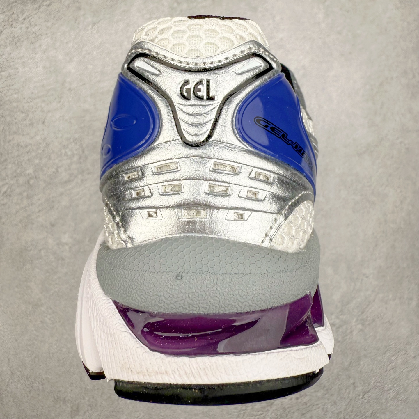 图片[8]-＃特价福利 ASICS GEL-KAYANO 14 亚瑟士K14系列户外复古潮流百搭织物合成革缓震休闲跑步鞋 原装纸板楦头开发 独家私模五层组合大底 原厂定制缓震硅胶加持 原盒原配 官方四联吊牌 原装Ortholite轻量化鞋垫 设计师 Hidenori Yamashita 以「Flash」一词为灵感 创造出未来感金属色鞋面 改造升级内在性能 由内而外全面革新 为 GEL-KAYANO 家族传承及经典跑鞋文化的延续 创下里程碑式作品 K14跑鞋重新诠释了复古的跑步形状 并以其 2000 年代后期的美学理念重新铺装 银色与蓝色的鞋面极为高档 网面铺陈与鞋面、鞋头多处细节位增添了透气性 鞋后跟部中底上以及多密度耐磨鞋底增加了 GEL 缓震胶 提供高抗冲击性、缓冲性、可保护脚部免受地面冲击的影响 穿着舒适性十足 尺码：35.5 36 37 37.5 38 39 39.5 40.5 41.5 42 42.5 43.5 44 45-选品中心