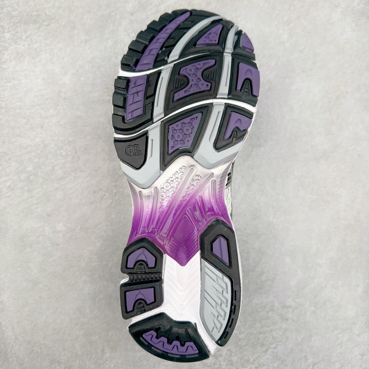 图片[9]-＃特价福利 ASICS GEL-KAYANO 14 亚瑟士K14系列户外复古潮流百搭织物合成革缓震休闲跑步鞋 原装纸板楦头开发 独家私模五层组合大底 原厂定制缓震硅胶加持 原盒原配 官方四联吊牌 原装Ortholite轻量化鞋垫 设计师 Hidenori Yamashita 以「Flash」一词为灵感 创造出未来感金属色鞋面 改造升级内在性能 由内而外全面革新 为 GEL-KAYANO 家族传承及经典跑鞋文化的延续 创下里程碑式作品 K14跑鞋重新诠释了复古的跑步形状 并以其 2000 年代后期的美学理念重新铺装 银色与蓝色的鞋面极为高档 网面铺陈与鞋面、鞋头多处细节位增添了透气性 鞋后跟部中底上以及多密度耐磨鞋底增加了 GEL 缓震胶 提供高抗冲击性、缓冲性、可保护脚部免受地面冲击的影响 穿着舒适性十足 尺码：35.5 36 37 37.5 38 39 39.5 40.5 41.5 42 42.5 43.5 44 45-选品中心