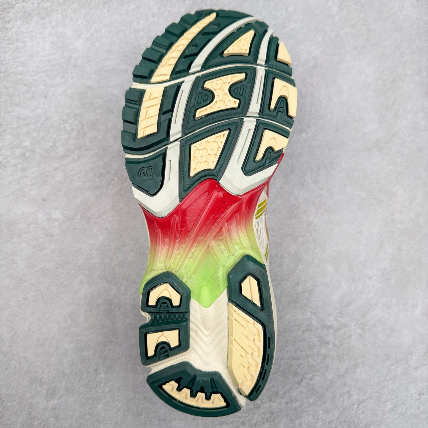 图片[9]-＃特价福利 ASICS GEL-KAYANO 14 亚瑟士K14系列户外复古潮流百搭织物合成革缓震休闲跑步鞋 原装纸板楦头开发 独家私模五层组合大底 原厂定制缓震硅胶加持 原盒原配 官方四联吊牌 原装Ortholite轻量化鞋垫 设计师 Hidenori Yamashita 以「Flash」一词为灵感 创造出未来感金属色鞋面 改造升级内在性能 由内而外全面革新 为 GEL-KAYANO 家族传承及经典跑鞋文化的延续 创下里程碑式作品 K14跑鞋重新诠释了复古的跑步形状 并以其 2000 年代后期的美学理念重新铺装 银色与蓝色的鞋面极为高档 网面铺陈与鞋面、鞋头多处细节位增添了透气性 鞋后跟部中底上以及多密度耐磨鞋底增加了 GEL 缓震胶 提供高抗冲击性、缓冲性、可保护脚部免受地面冲击的影响 穿着舒适性十足 尺码：35.5 36 37 37.5 38 39 39.5 40.5 41.5 42 42.5 43.5 44 45-选品中心