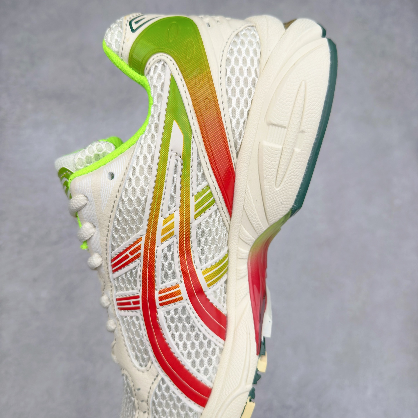 图片[7]-＃特价福利 ASICS GEL-KAYANO 14 亚瑟士K14系列户外复古潮流百搭织物合成革缓震休闲跑步鞋 原装纸板楦头开发 独家私模五层组合大底 原厂定制缓震硅胶加持 原盒原配 官方四联吊牌 原装Ortholite轻量化鞋垫 设计师 Hidenori Yamashita 以「Flash」一词为灵感 创造出未来感金属色鞋面 改造升级内在性能 由内而外全面革新 为 GEL-KAYANO 家族传承及经典跑鞋文化的延续 创下里程碑式作品 K14跑鞋重新诠释了复古的跑步形状 并以其 2000 年代后期的美学理念重新铺装 银色与蓝色的鞋面极为高档 网面铺陈与鞋面、鞋头多处细节位增添了透气性 鞋后跟部中底上以及多密度耐磨鞋底增加了 GEL 缓震胶 提供高抗冲击性、缓冲性、可保护脚部免受地面冲击的影响 穿着舒适性十足 尺码：35.5 36 37 37.5 38 39 39.5 40.5 41.5 42 42.5 43.5 44 45-选品中心