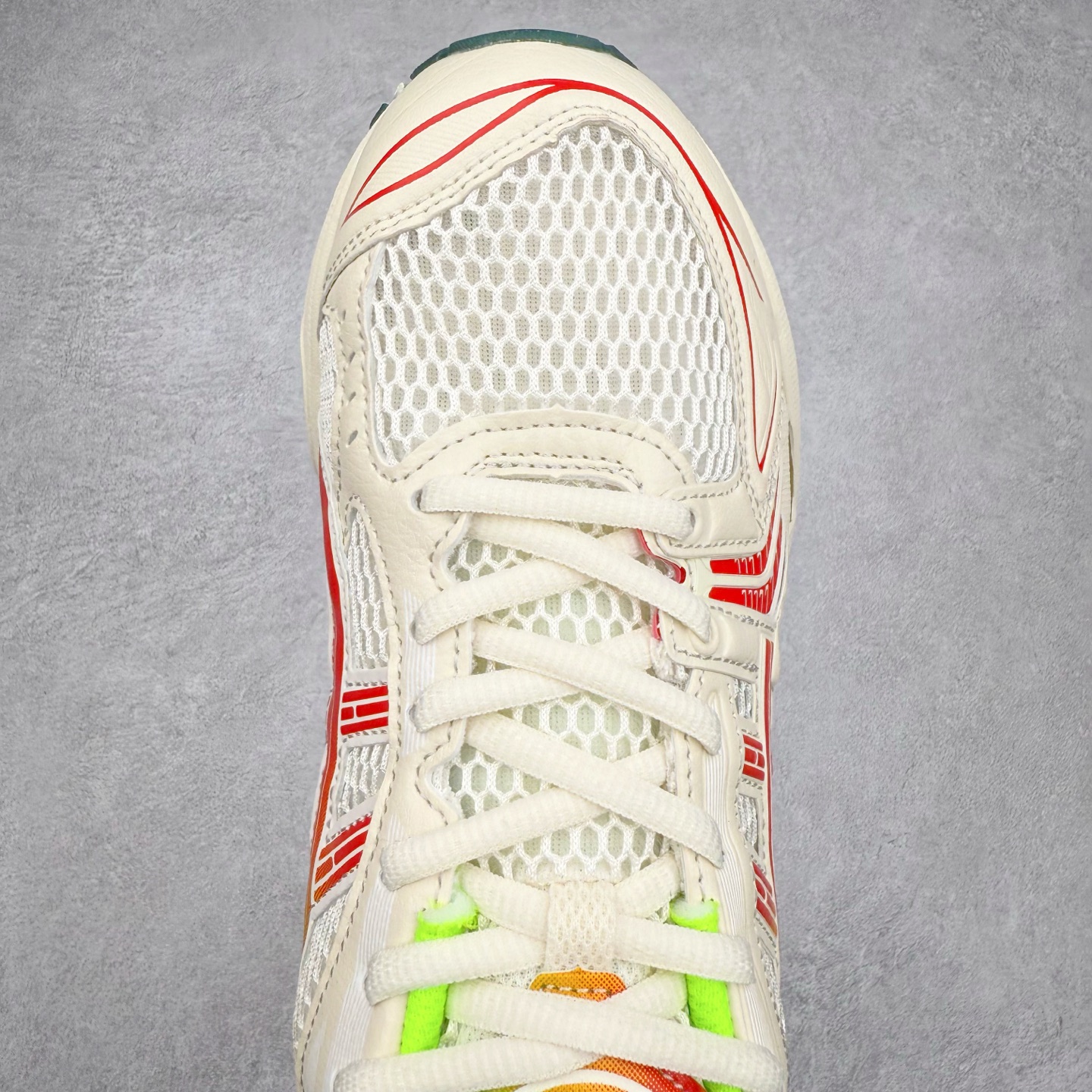 图片[4]-＃特价福利 ASICS GEL-KAYANO 14 亚瑟士K14系列户外复古潮流百搭织物合成革缓震休闲跑步鞋 原装纸板楦头开发 独家私模五层组合大底 原厂定制缓震硅胶加持 原盒原配 官方四联吊牌 原装Ortholite轻量化鞋垫 设计师 Hidenori Yamashita 以「Flash」一词为灵感 创造出未来感金属色鞋面 改造升级内在性能 由内而外全面革新 为 GEL-KAYANO 家族传承及经典跑鞋文化的延续 创下里程碑式作品 K14跑鞋重新诠释了复古的跑步形状 并以其 2000 年代后期的美学理念重新铺装 银色与蓝色的鞋面极为高档 网面铺陈与鞋面、鞋头多处细节位增添了透气性 鞋后跟部中底上以及多密度耐磨鞋底增加了 GEL 缓震胶 提供高抗冲击性、缓冲性、可保护脚部免受地面冲击的影响 穿着舒适性十足 尺码：35.5 36 37 37.5 38 39 39.5 40.5 41.5 42 42.5 43.5 44 45-选品中心