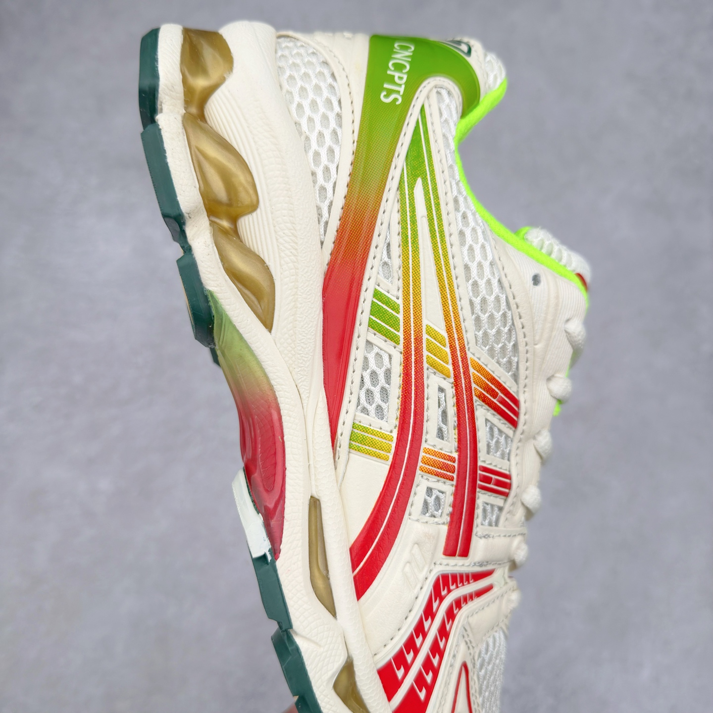 图片[6]-＃特价福利 ASICS GEL-KAYANO 14 亚瑟士K14系列户外复古潮流百搭织物合成革缓震休闲跑步鞋 原装纸板楦头开发 独家私模五层组合大底 原厂定制缓震硅胶加持 原盒原配 官方四联吊牌 原装Ortholite轻量化鞋垫 设计师 Hidenori Yamashita 以「Flash」一词为灵感 创造出未来感金属色鞋面 改造升级内在性能 由内而外全面革新 为 GEL-KAYANO 家族传承及经典跑鞋文化的延续 创下里程碑式作品 K14跑鞋重新诠释了复古的跑步形状 并以其 2000 年代后期的美学理念重新铺装 银色与蓝色的鞋面极为高档 网面铺陈与鞋面、鞋头多处细节位增添了透气性 鞋后跟部中底上以及多密度耐磨鞋底增加了 GEL 缓震胶 提供高抗冲击性、缓冲性、可保护脚部免受地面冲击的影响 穿着舒适性十足 尺码：35.5 36 37 37.5 38 39 39.5 40.5 41.5 42 42.5 43.5 44 45-选品中心