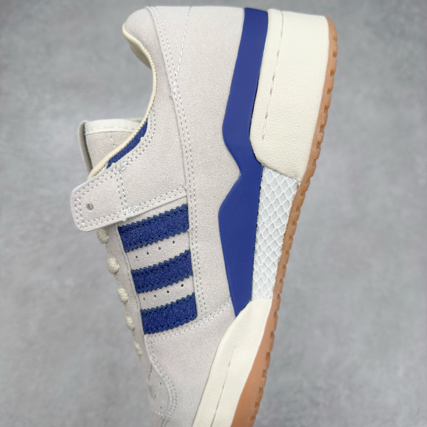 图片[7]-＃特价福利 AD Forum 84 Low OG 低帮百搭潮流休闲运动板鞋 以复古篮球鞋的外形为基础 采用皮革拼接 简约百搭 更加贴合舒适 中底内侧网格造型起到点睛之笔 外底橡胶 更显复古 尺码：36 36.5 37.5 38 38.5 39 40 40.5 41 42 42.5 43 44 44.5 45-选品中心