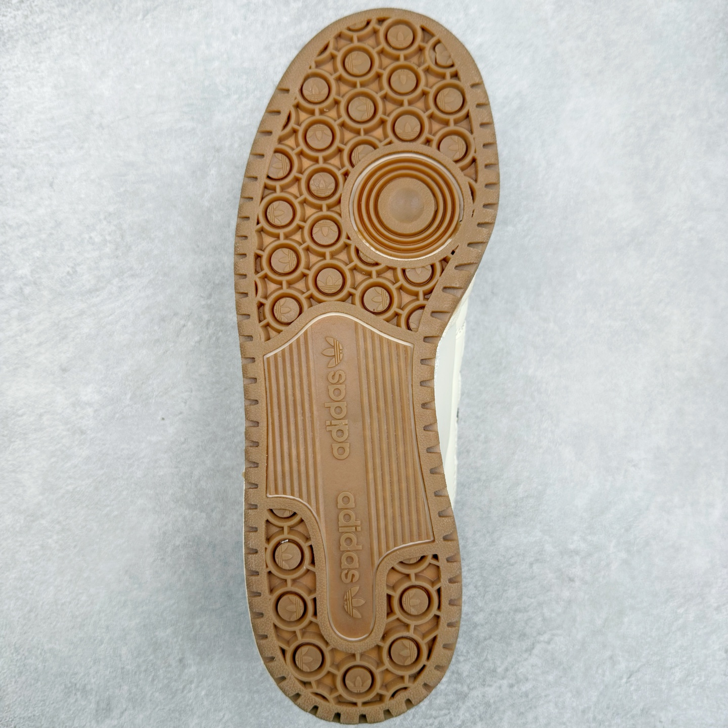 图片[9]-＃特价福利 AD Forum 84 Low OG 低帮百搭潮流休闲运动板鞋 以复古篮球鞋的外形为基础 采用皮革拼接 简约百搭 更加贴合舒适 中底内侧网格造型起到点睛之笔 外底橡胶 更显复古 尺码：36 36.5 37.5 38 38.5 39 40 40.5 41 42 42.5 43 44 44.5 45-选品中心