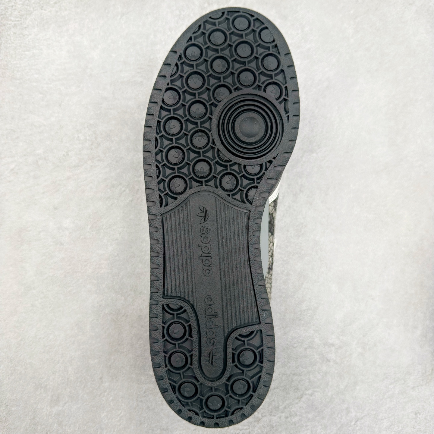 图片[9]-＃特价福利 AD Forum 84 Low OG 低帮百搭潮流休闲运动板鞋 以复古篮球鞋的外形为基础 采用皮革拼接 简约百搭 更加贴合舒适 中底内侧网格造型起到点睛之笔 外底橡胶 更显复古 尺码：36 36.5 37.5 38 38.5 39 40 40.5 41 42 42.5 43 44 44.5 45-选品中心