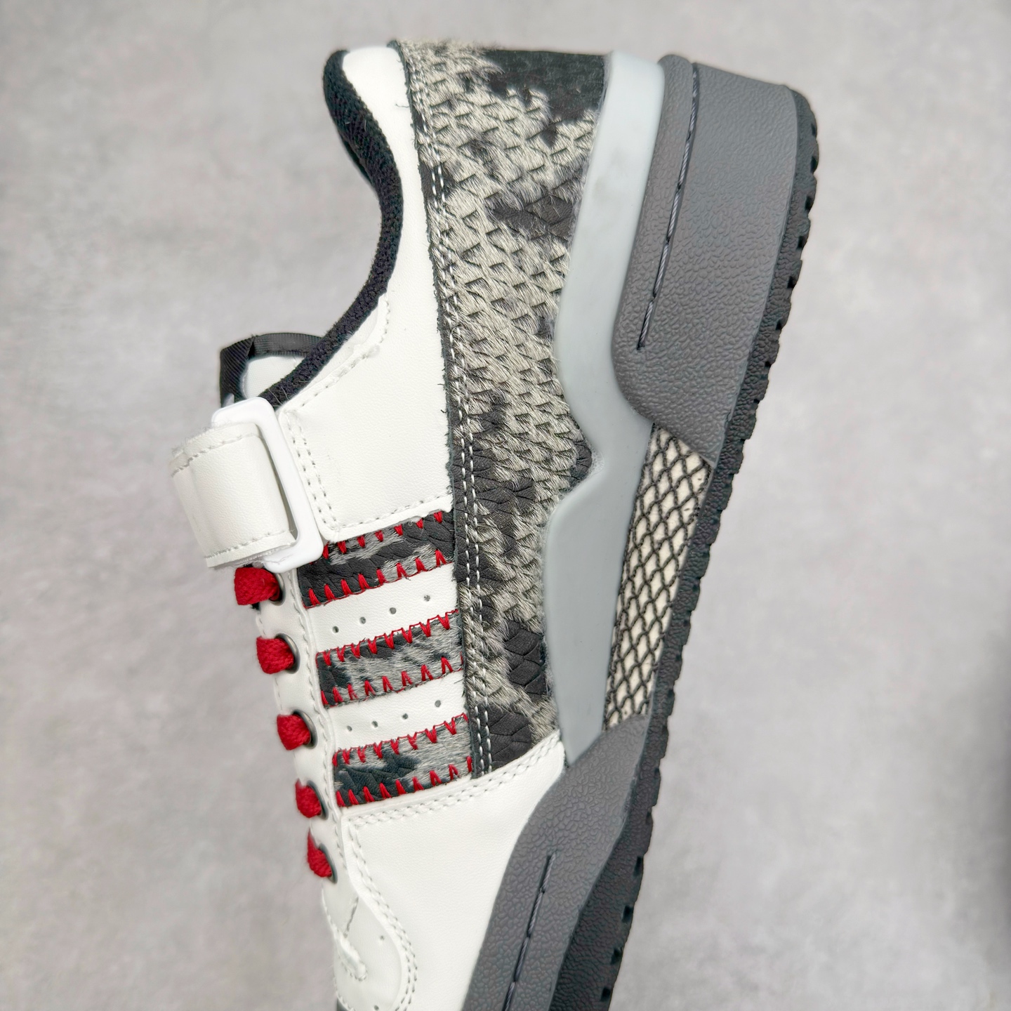 图片[7]-＃特价福利 AD Forum 84 Low OG 低帮百搭潮流休闲运动板鞋 以复古篮球鞋的外形为基础 采用皮革拼接 简约百搭 更加贴合舒适 中底内侧网格造型起到点睛之笔 外底橡胶 更显复古 尺码：36 36.5 37.5 38 38.5 39 40 40.5 41 42 42.5 43 44 44.5 45-选品中心