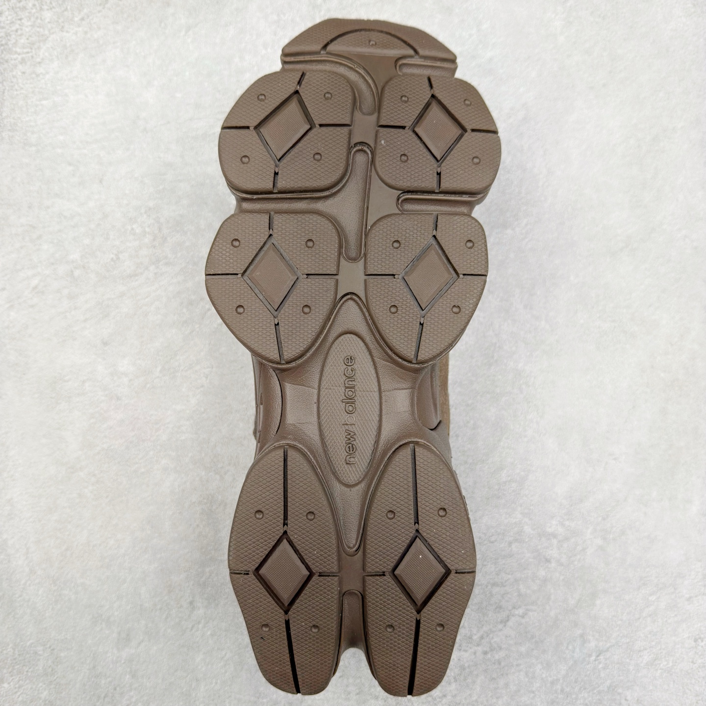 图片[9]-New Balance NB8040 新百伦户外舒适耐磨透气低帮生活休闲鞋 鞋面完全由绒面革制成 这款鞋摒弃了传统的系带系统而是魔术贴固定 呈现出简洁美感 潮流与经典的相遇 舒适与时尚的融合 该款应运而生 每一步踩下 都能感受到那独特的质感与弹性 是一款户外舒适耐磨透气低帮生活休闲鞋 尺码：39.5 40 40.5 41.5 42 42.5 43 44 44.5 45 45.5 45 45.5 46.5 47-选品中心