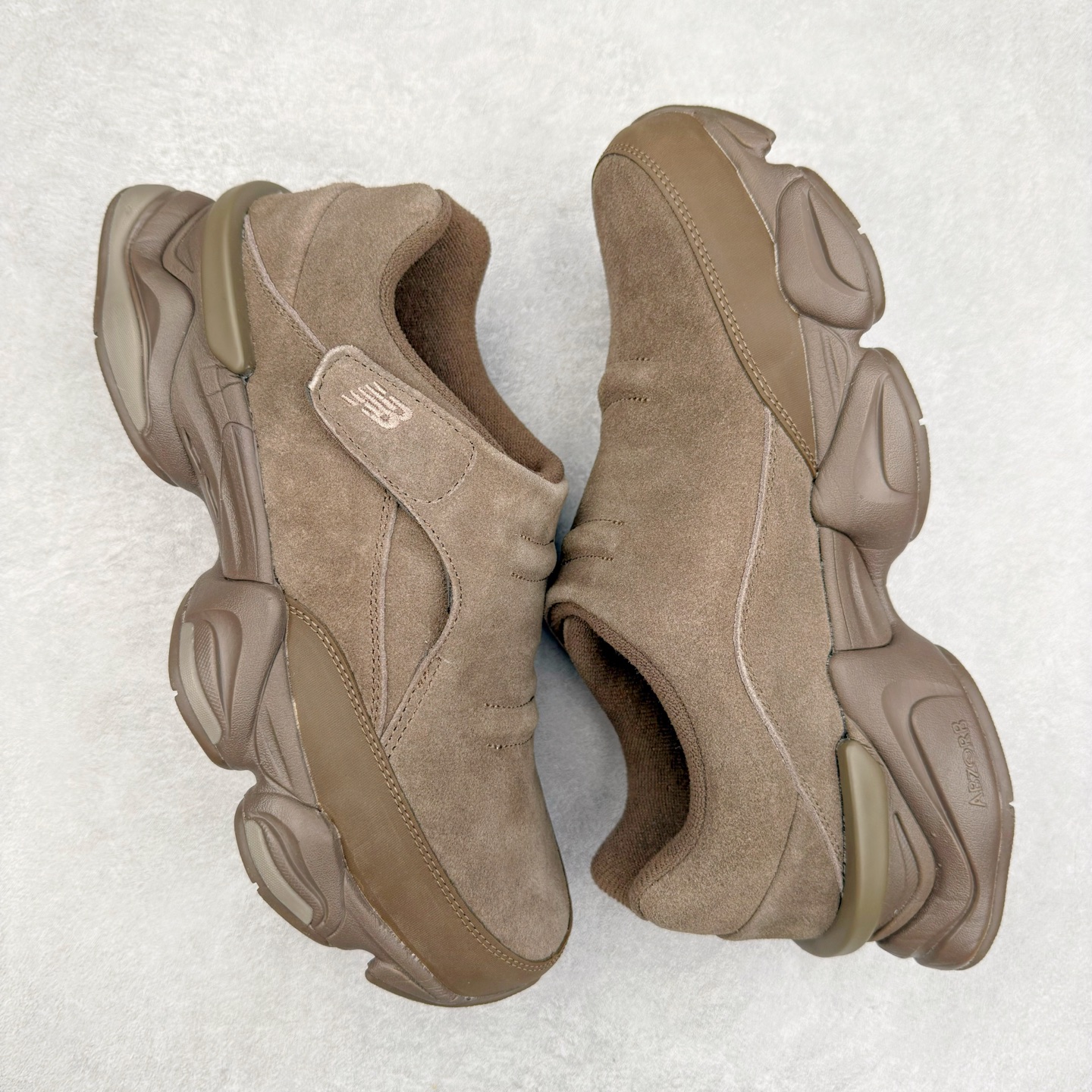 图片[3]-New Balance NB8040 新百伦户外舒适耐磨透气低帮生活休闲鞋 鞋面完全由绒面革制成 这款鞋摒弃了传统的系带系统而是魔术贴固定 呈现出简洁美感 潮流与经典的相遇 舒适与时尚的融合 该款应运而生 每一步踩下 都能感受到那独特的质感与弹性 是一款户外舒适耐磨透气低帮生活休闲鞋 尺码：39.5 40 40.5 41.5 42 42.5 43 44 44.5 45 45.5 45 45.5 46.5 47-选品中心