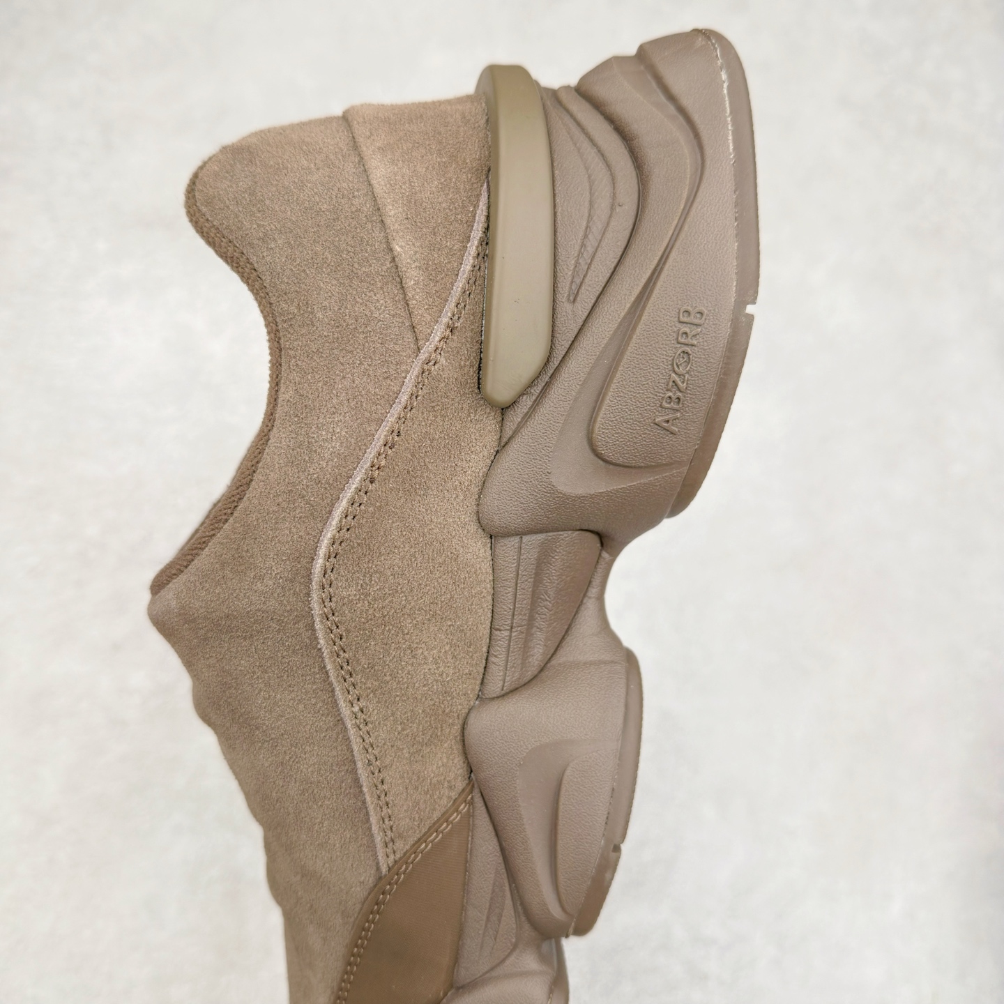 图片[7]-New Balance NB8040 新百伦户外舒适耐磨透气低帮生活休闲鞋 鞋面完全由绒面革制成 这款鞋摒弃了传统的系带系统而是魔术贴固定 呈现出简洁美感 潮流与经典的相遇 舒适与时尚的融合 该款应运而生 每一步踩下 都能感受到那独特的质感与弹性 是一款户外舒适耐磨透气低帮生活休闲鞋 尺码：39.5 40 40.5 41.5 42 42.5 43 44 44.5 45 45.5 45 45.5 46.5 47-选品中心