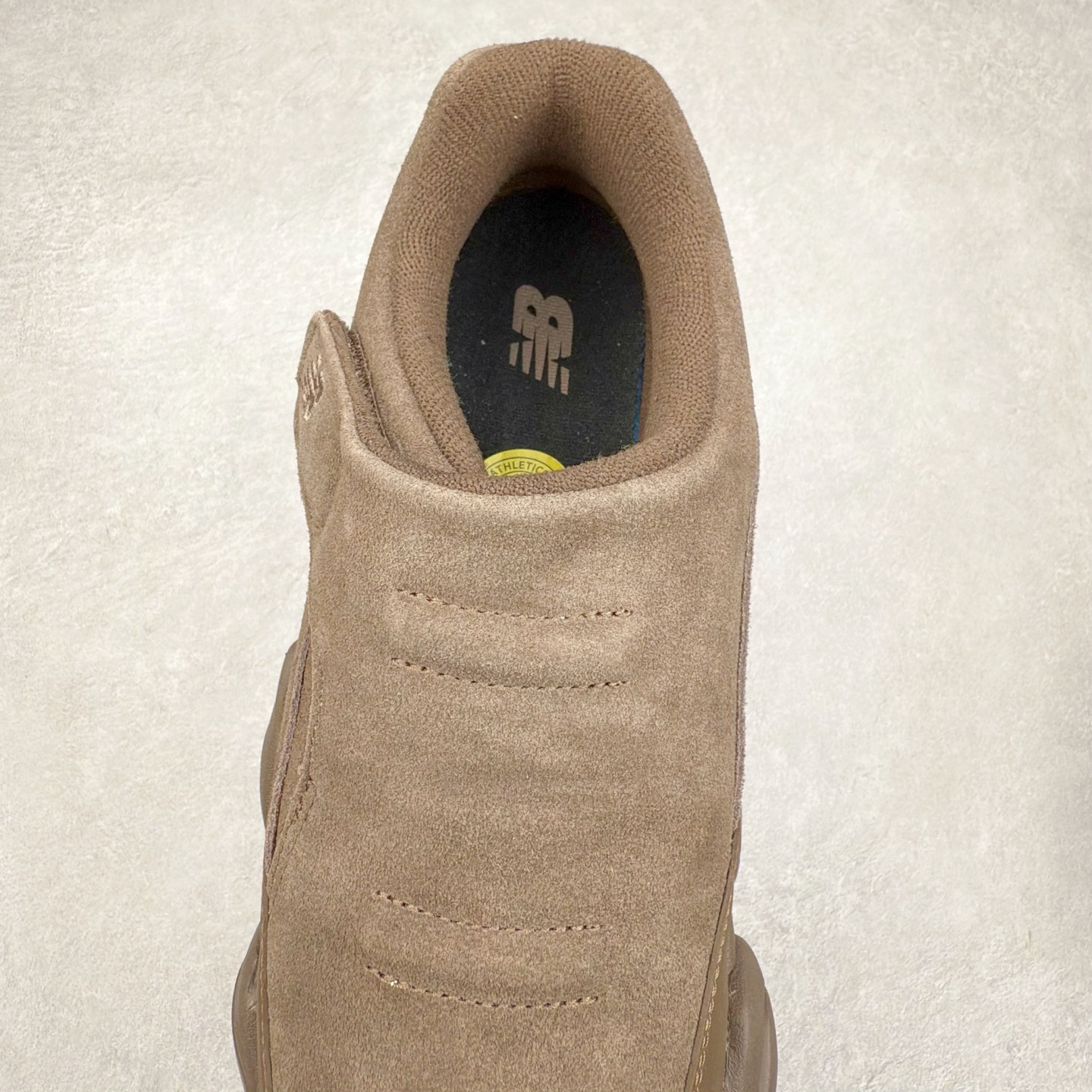 图片[5]-New Balance NB8040 新百伦户外舒适耐磨透气低帮生活休闲鞋 鞋面完全由绒面革制成 这款鞋摒弃了传统的系带系统而是魔术贴固定 呈现出简洁美感 潮流与经典的相遇 舒适与时尚的融合 该款应运而生 每一步踩下 都能感受到那独特的质感与弹性 是一款户外舒适耐磨透气低帮生活休闲鞋 尺码：39.5 40 40.5 41.5 42 42.5 43 44 44.5 45 45.5 45 45.5 46.5 47-选品中心