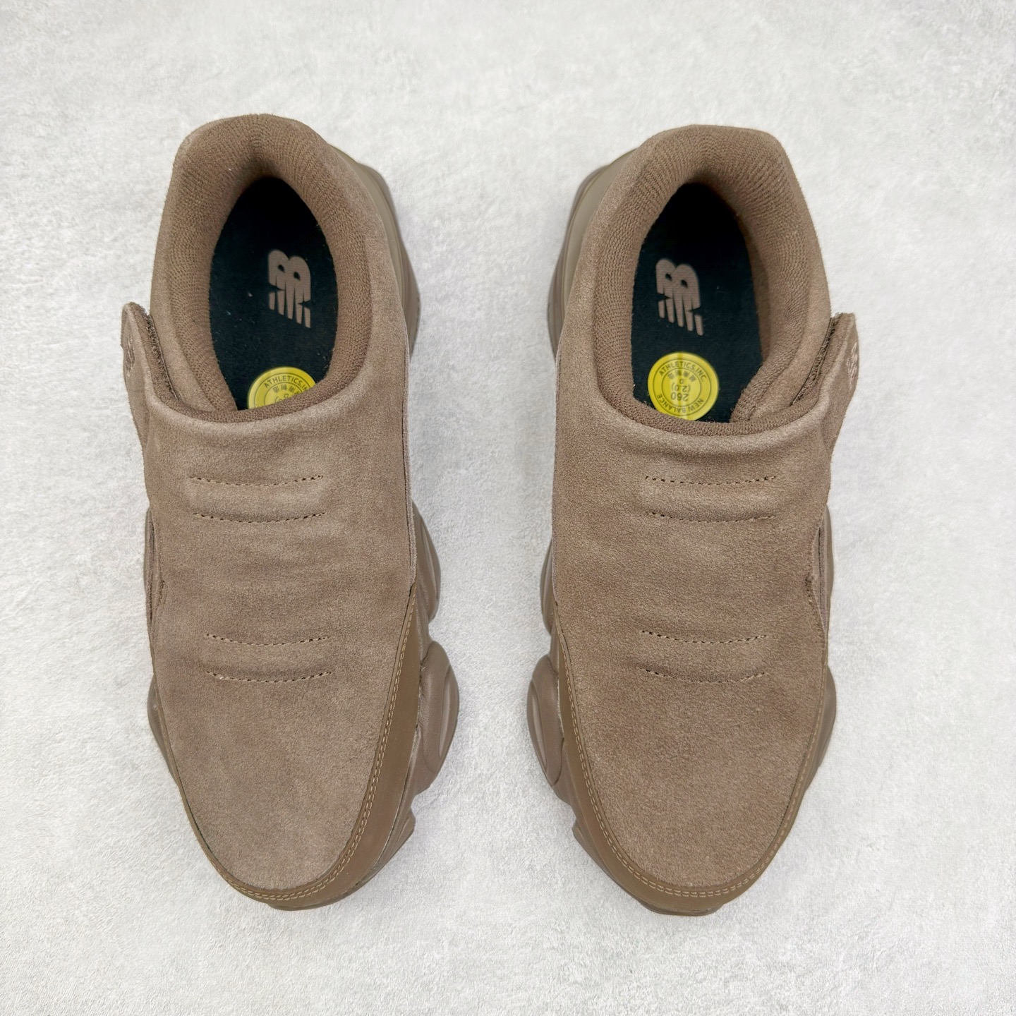 图片[2]-New Balance NB8040 新百伦户外舒适耐磨透气低帮生活休闲鞋 鞋面完全由绒面革制成 这款鞋摒弃了传统的系带系统而是魔术贴固定 呈现出简洁美感 潮流与经典的相遇 舒适与时尚的融合 该款应运而生 每一步踩下 都能感受到那独特的质感与弹性 是一款户外舒适耐磨透气低帮生活休闲鞋 尺码：39.5 40 40.5 41.5 42 42.5 43 44 44.5 45 45.5 45 45.5 46.5 47-选品中心