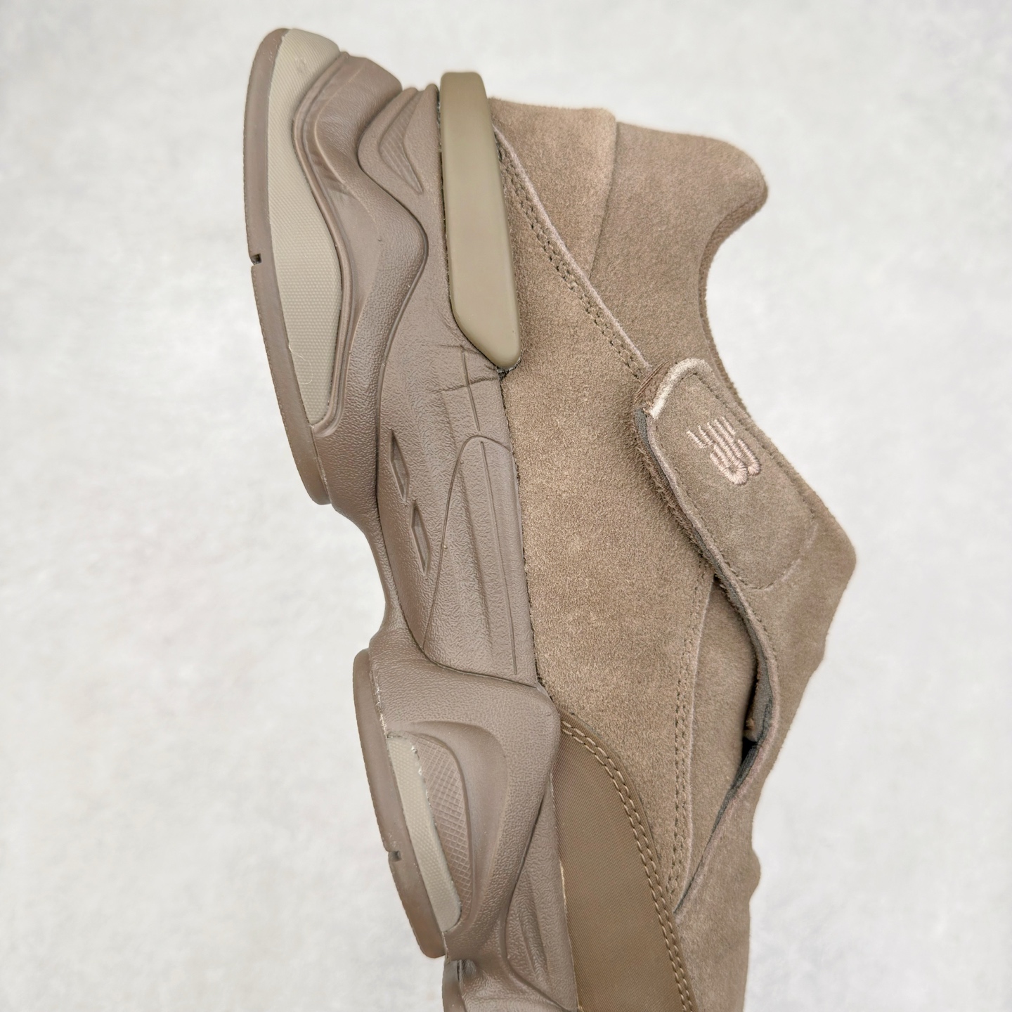 图片[6]-New Balance NB8040 新百伦户外舒适耐磨透气低帮生活休闲鞋 鞋面完全由绒面革制成 这款鞋摒弃了传统的系带系统而是魔术贴固定 呈现出简洁美感 潮流与经典的相遇 舒适与时尚的融合 该款应运而生 每一步踩下 都能感受到那独特的质感与弹性 是一款户外舒适耐磨透气低帮生活休闲鞋 尺码：39.5 40 40.5 41.5 42 42.5 43 44 44.5 45 45.5 45 45.5 46.5 47-选品中心