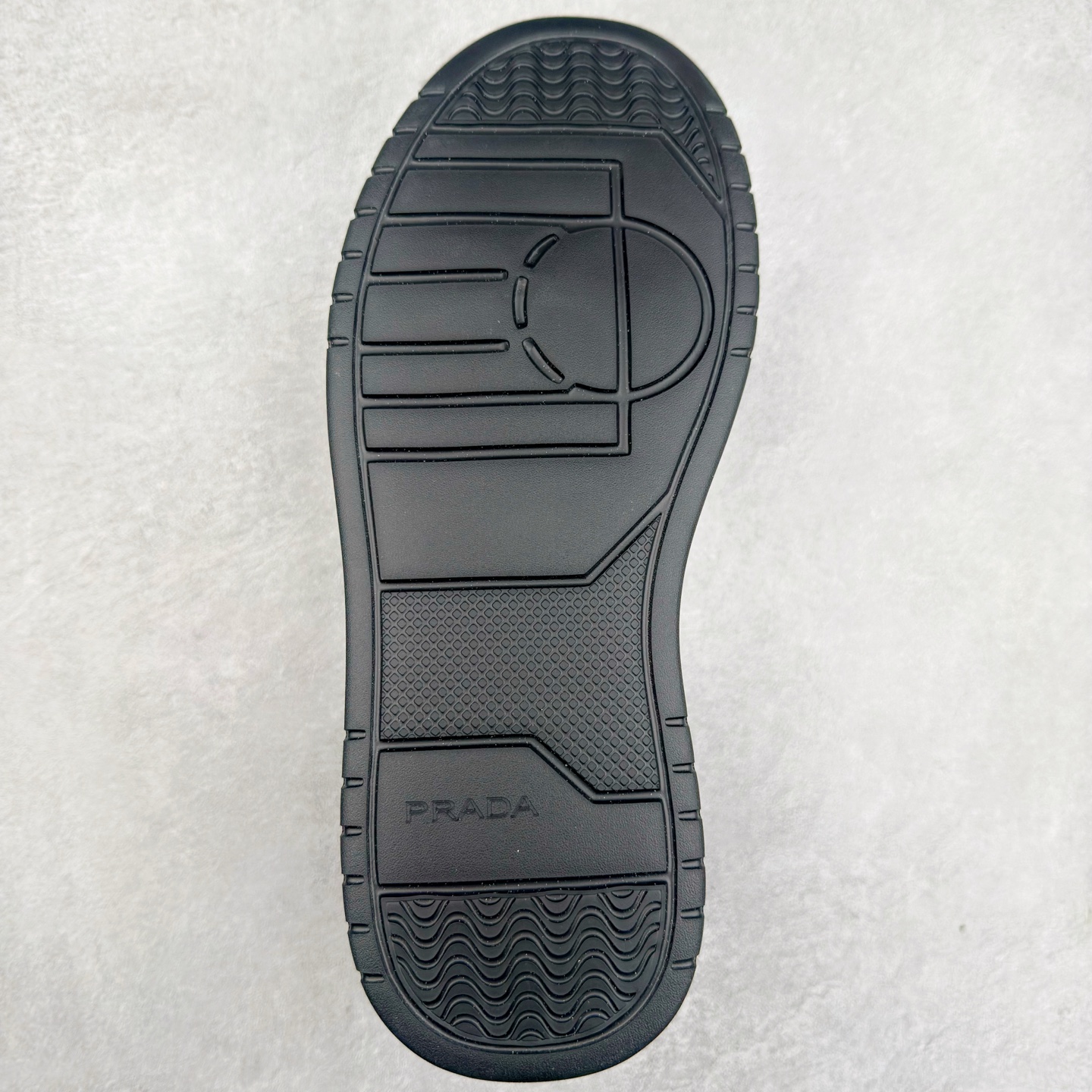 图片[9]-PRADA普拉达小白鞋厚底徽标系带运动休闲男鞋系列 广东大厂品质 专柜同步 大气个性更潮更抢眼更追求档次，它将颠覆旧念，与您共度时尚潮人必备! 面料采用原版进口小牛皮 牛皮内里垫脚 橡胶发泡大底 轻便防滑耐磨 脚感舒适 款式耐看做工精细 配以简洁利落的鞋楦 彰显男人的果敢和硬朗 尺码：39-44（皮鞋码）-选品中心