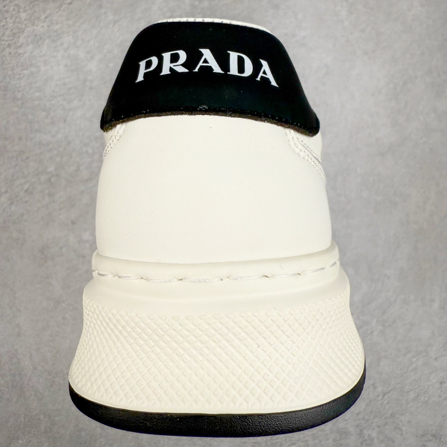 图片[8]-PRADA普拉达小白鞋厚底徽标系带运动休闲男鞋系列 广东大厂品质 专柜同步 大气个性更潮更抢眼更追求档次，它将颠覆旧念，与您共度时尚潮人必备! 面料采用原版进口小牛皮 牛皮内里垫脚 橡胶发泡大底 轻便防滑耐磨 脚感舒适 款式耐看做工精细 配以简洁利落的鞋楦 彰显男人的果敢和硬朗 尺码：39-44（皮鞋码）-选品中心