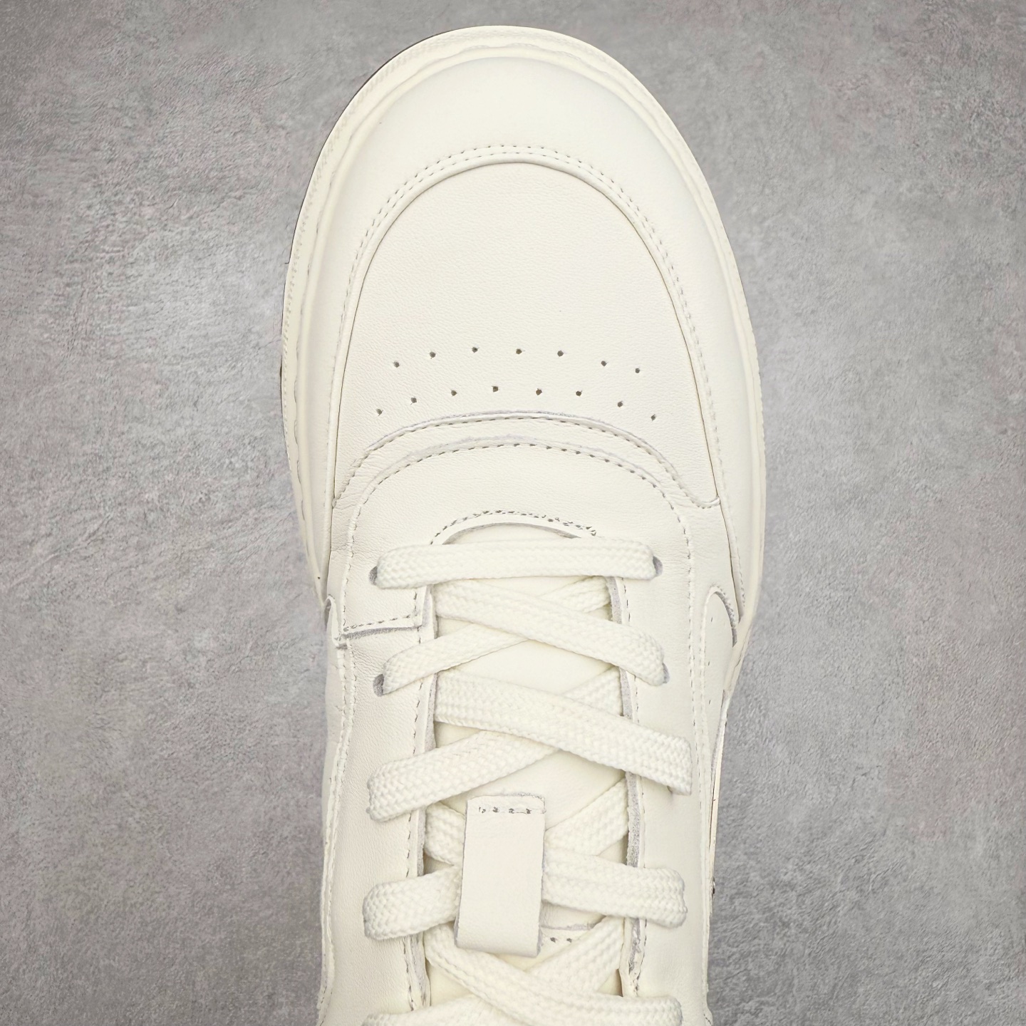 图片[4]-PRADA普拉达小白鞋厚底徽标系带运动休闲男鞋系列 广东大厂品质 专柜同步 大气个性更潮更抢眼更追求档次，它将颠覆旧念，与您共度时尚潮人必备! 面料采用原版进口小牛皮 牛皮内里垫脚 橡胶发泡大底 轻便防滑耐磨 脚感舒适 款式耐看做工精细 配以简洁利落的鞋楦 彰显男人的果敢和硬朗 尺码：39-44（皮鞋码）-选品中心