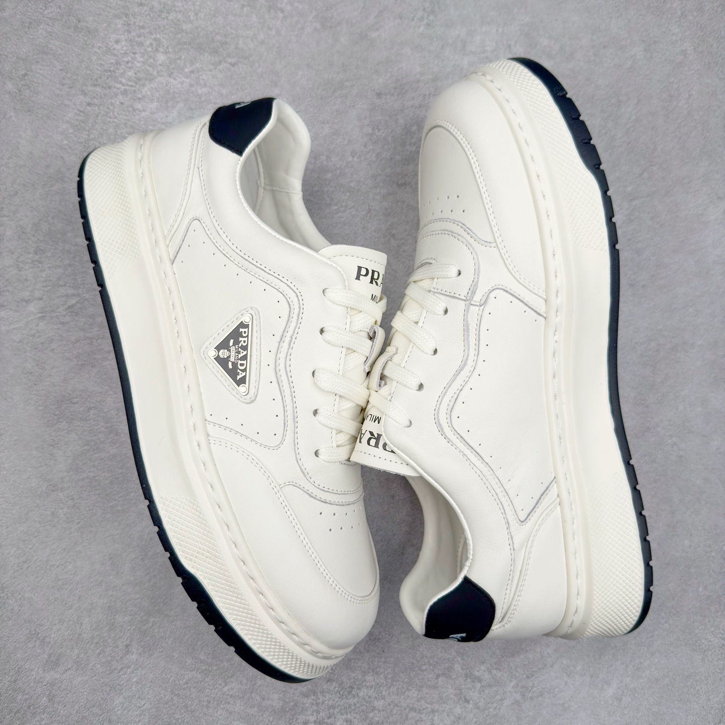 图片[3]-PRADA普拉达小白鞋厚底徽标系带运动休闲男鞋系列 广东大厂品质 专柜同步 大气个性更潮更抢眼更追求档次，它将颠覆旧念，与您共度时尚潮人必备! 面料采用原版进口小牛皮 牛皮内里垫脚 橡胶发泡大底 轻便防滑耐磨 脚感舒适 款式耐看做工精细 配以简洁利落的鞋楦 彰显男人的果敢和硬朗 尺码：39-44（皮鞋码）-选品中心