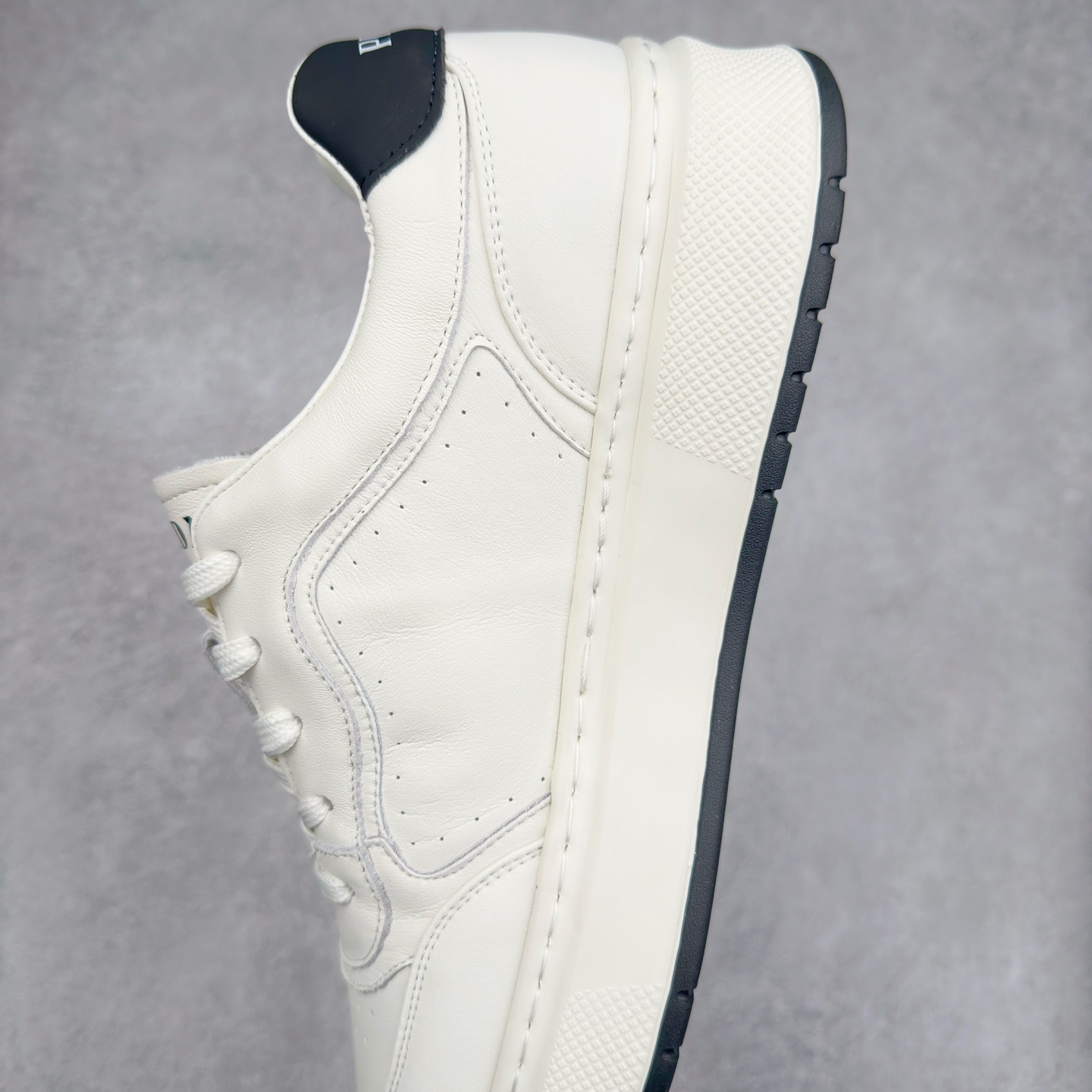 图片[7]-PRADA普拉达小白鞋厚底徽标系带运动休闲男鞋系列 广东大厂品质 专柜同步 大气个性更潮更抢眼更追求档次，它将颠覆旧念，与您共度时尚潮人必备! 面料采用原版进口小牛皮 牛皮内里垫脚 橡胶发泡大底 轻便防滑耐磨 脚感舒适 款式耐看做工精细 配以简洁利落的鞋楦 彰显男人的果敢和硬朗 尺码：39-44（皮鞋码）-选品中心