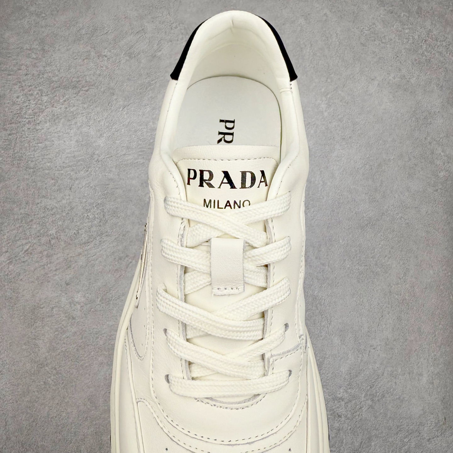 图片[5]-PRADA普拉达小白鞋厚底徽标系带运动休闲男鞋系列 广东大厂品质 专柜同步 大气个性更潮更抢眼更追求档次，它将颠覆旧念，与您共度时尚潮人必备! 面料采用原版进口小牛皮 牛皮内里垫脚 橡胶发泡大底 轻便防滑耐磨 脚感舒适 款式耐看做工精细 配以简洁利落的鞋楦 彰显男人的果敢和硬朗 尺码：39-44（皮鞋码）-选品中心