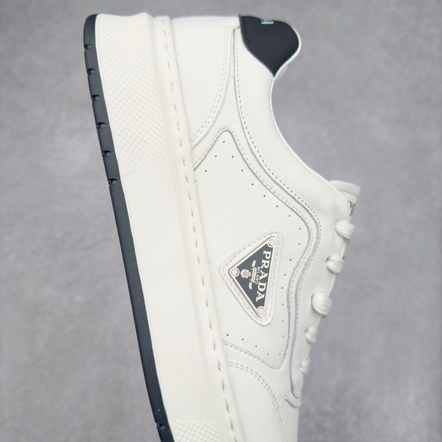 图片[6]-PRADA普拉达小白鞋厚底徽标系带运动休闲男鞋系列 广东大厂品质 专柜同步 大气个性更潮更抢眼更追求档次，它将颠覆旧念，与您共度时尚潮人必备! 面料采用原版进口小牛皮 牛皮内里垫脚 橡胶发泡大底 轻便防滑耐磨 脚感舒适 款式耐看做工精细 配以简洁利落的鞋楦 彰显男人的果敢和硬朗 尺码：39-44（皮鞋码）-选品中心