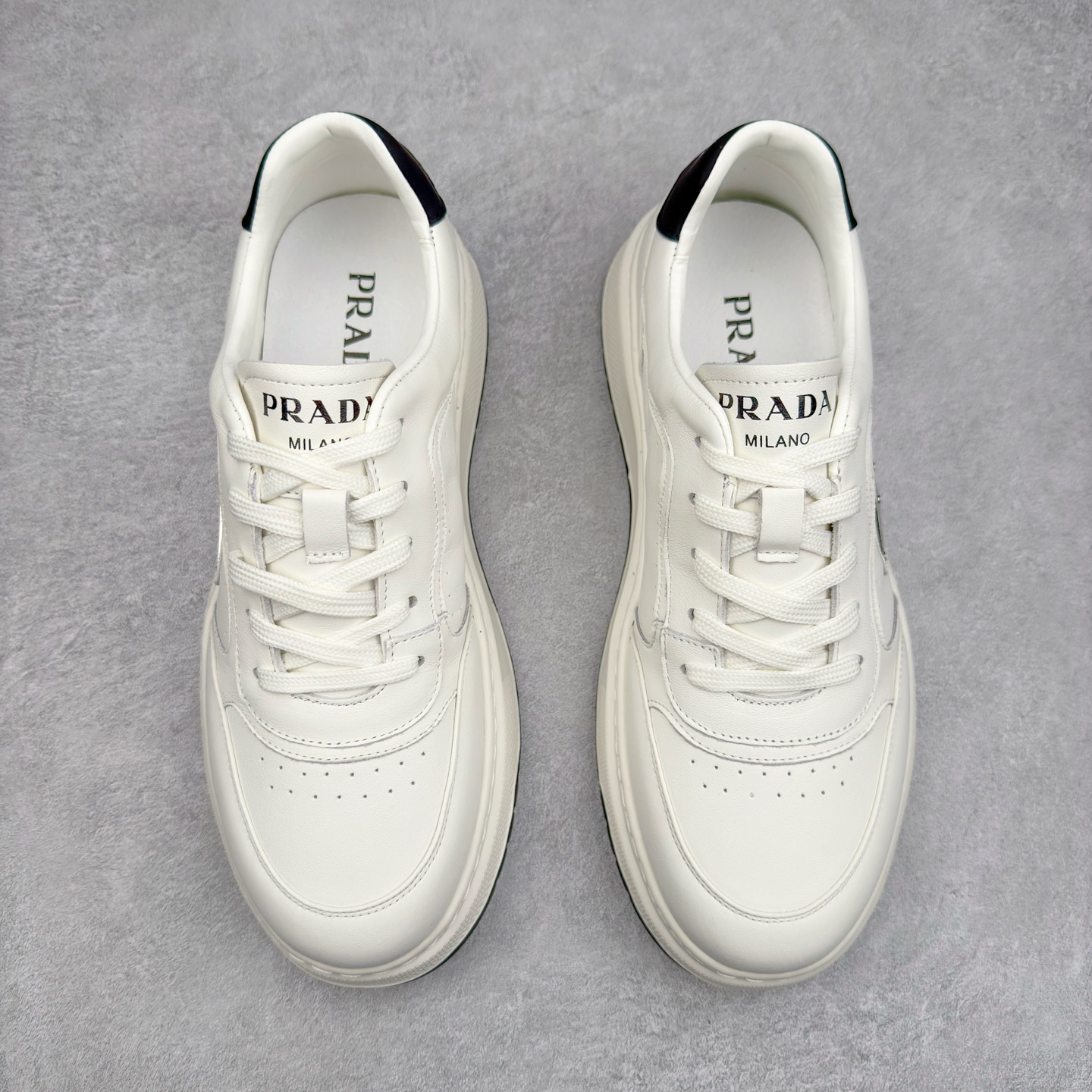 图片[2]-PRADA普拉达小白鞋厚底徽标系带运动休闲男鞋系列 广东大厂品质 专柜同步 大气个性更潮更抢眼更追求档次，它将颠覆旧念，与您共度时尚潮人必备! 面料采用原版进口小牛皮 牛皮内里垫脚 橡胶发泡大底 轻便防滑耐磨 脚感舒适 款式耐看做工精细 配以简洁利落的鞋楦 彰显男人的果敢和硬朗 尺码：39-44（皮鞋码）-选品中心