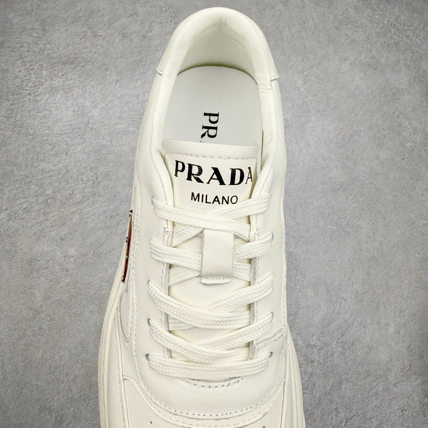 图片[5]-PRADA普拉达小白鞋厚底徽标系带运动休闲男鞋系列 广东大厂品质 专柜同步 大气个性更潮更抢眼更追求档次，它将颠覆旧念，与您共度时尚潮人必备! 面料采用原版进口小牛皮 牛皮内里垫脚 橡胶发泡大底 轻便防滑耐磨 脚感舒适 款式耐看做工精细 配以简洁利落的鞋楦 彰显男人的果敢和硬朗 尺码：39-44（皮鞋码）-选品中心