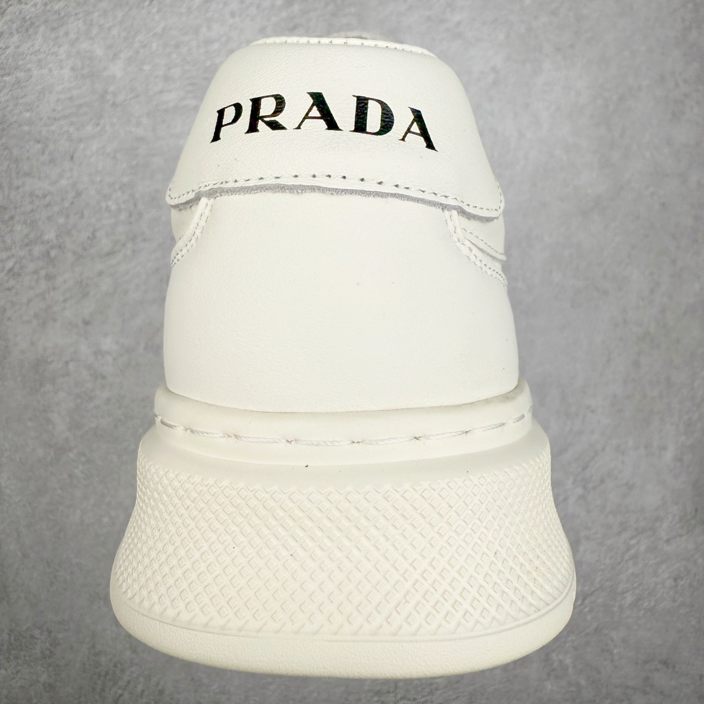 图片[8]-PRADA普拉达小白鞋厚底徽标系带运动休闲男鞋系列 广东大厂品质 专柜同步 大气个性更潮更抢眼更追求档次，它将颠覆旧念，与您共度时尚潮人必备! 面料采用原版进口小牛皮 牛皮内里垫脚 橡胶发泡大底 轻便防滑耐磨 脚感舒适 款式耐看做工精细 配以简洁利落的鞋楦 彰显男人的果敢和硬朗 尺码：39-44（皮鞋码）-选品中心