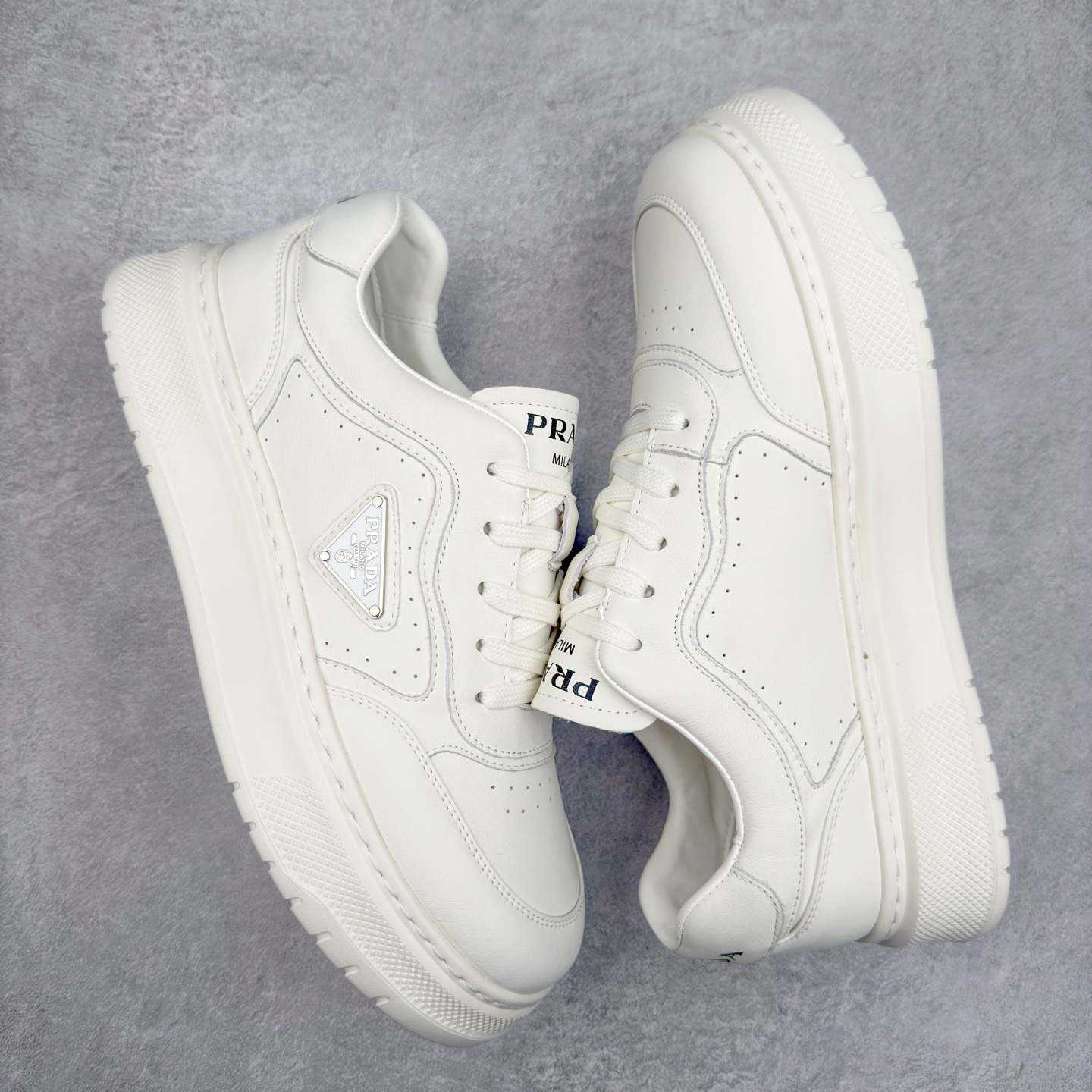 图片[3]-PRADA普拉达小白鞋厚底徽标系带运动休闲男鞋系列 广东大厂品质 专柜同步 大气个性更潮更抢眼更追求档次，它将颠覆旧念，与您共度时尚潮人必备! 面料采用原版进口小牛皮 牛皮内里垫脚 橡胶发泡大底 轻便防滑耐磨 脚感舒适 款式耐看做工精细 配以简洁利落的鞋楦 彰显男人的果敢和硬朗 尺码：39-44（皮鞋码）-选品中心