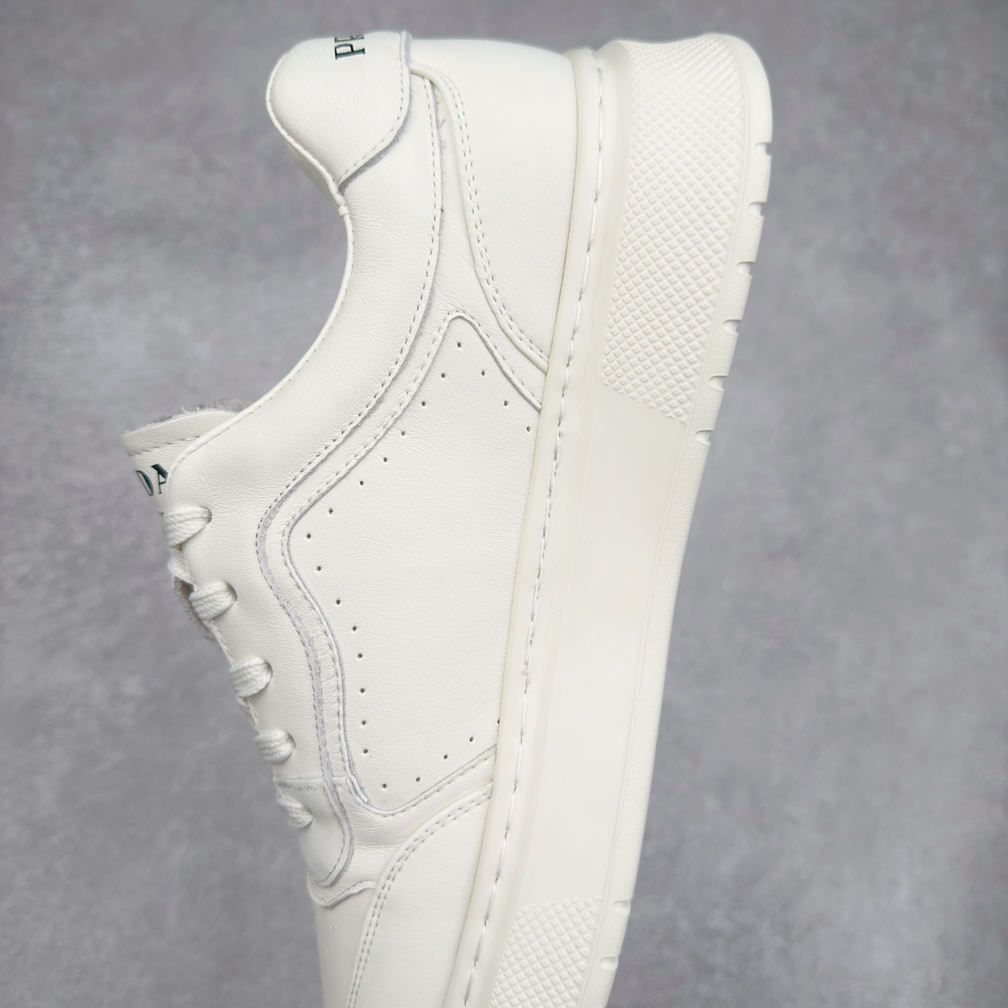 图片[7]-PRADA普拉达小白鞋厚底徽标系带运动休闲男鞋系列 广东大厂品质 专柜同步 大气个性更潮更抢眼更追求档次，它将颠覆旧念，与您共度时尚潮人必备! 面料采用原版进口小牛皮 牛皮内里垫脚 橡胶发泡大底 轻便防滑耐磨 脚感舒适 款式耐看做工精细 配以简洁利落的鞋楦 彰显男人的果敢和硬朗 尺码：39-44（皮鞋码）-选品中心