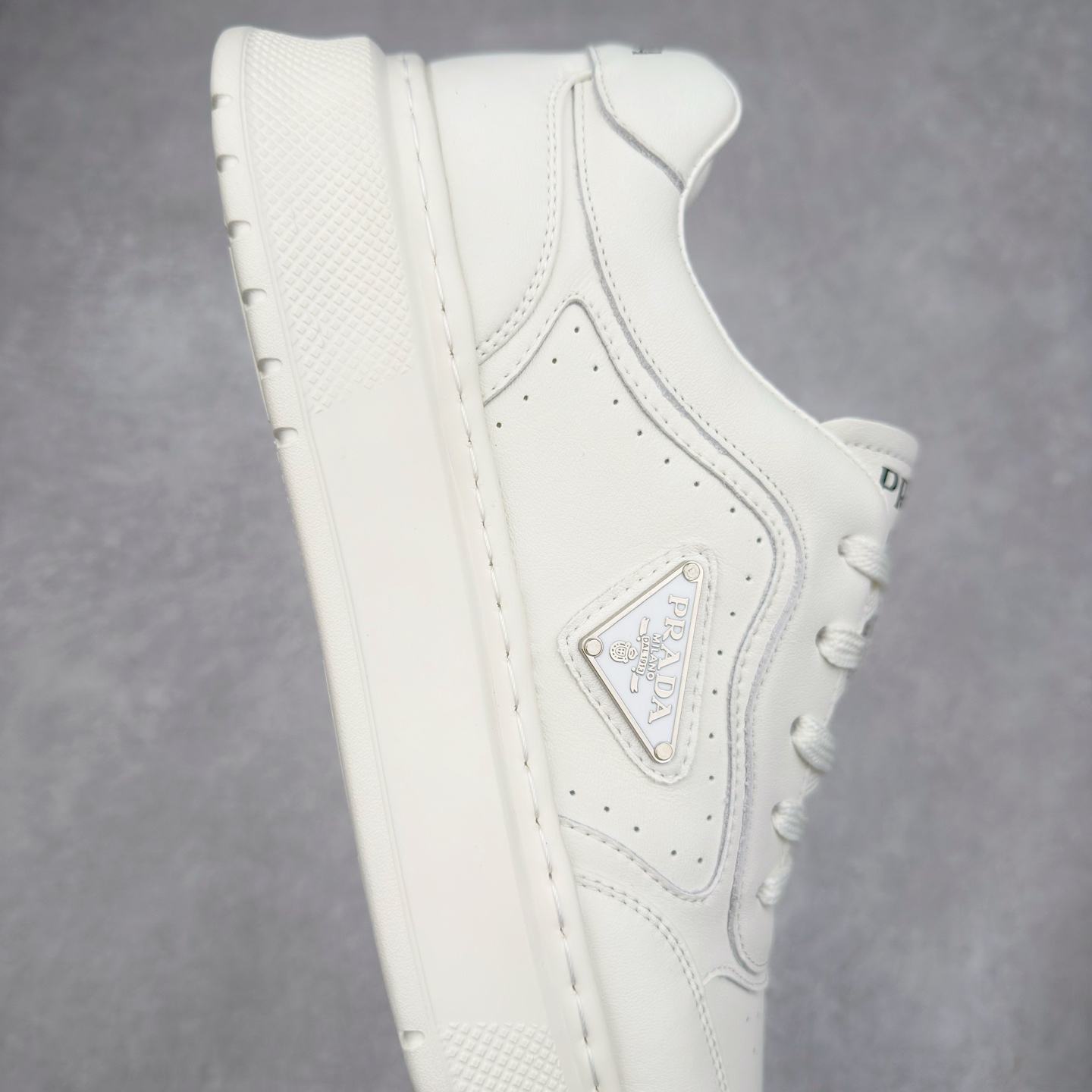 图片[6]-PRADA普拉达小白鞋厚底徽标系带运动休闲男鞋系列 广东大厂品质 专柜同步 大气个性更潮更抢眼更追求档次，它将颠覆旧念，与您共度时尚潮人必备! 面料采用原版进口小牛皮 牛皮内里垫脚 橡胶发泡大底 轻便防滑耐磨 脚感舒适 款式耐看做工精细 配以简洁利落的鞋楦 彰显男人的果敢和硬朗 尺码：39-44（皮鞋码）-选品中心