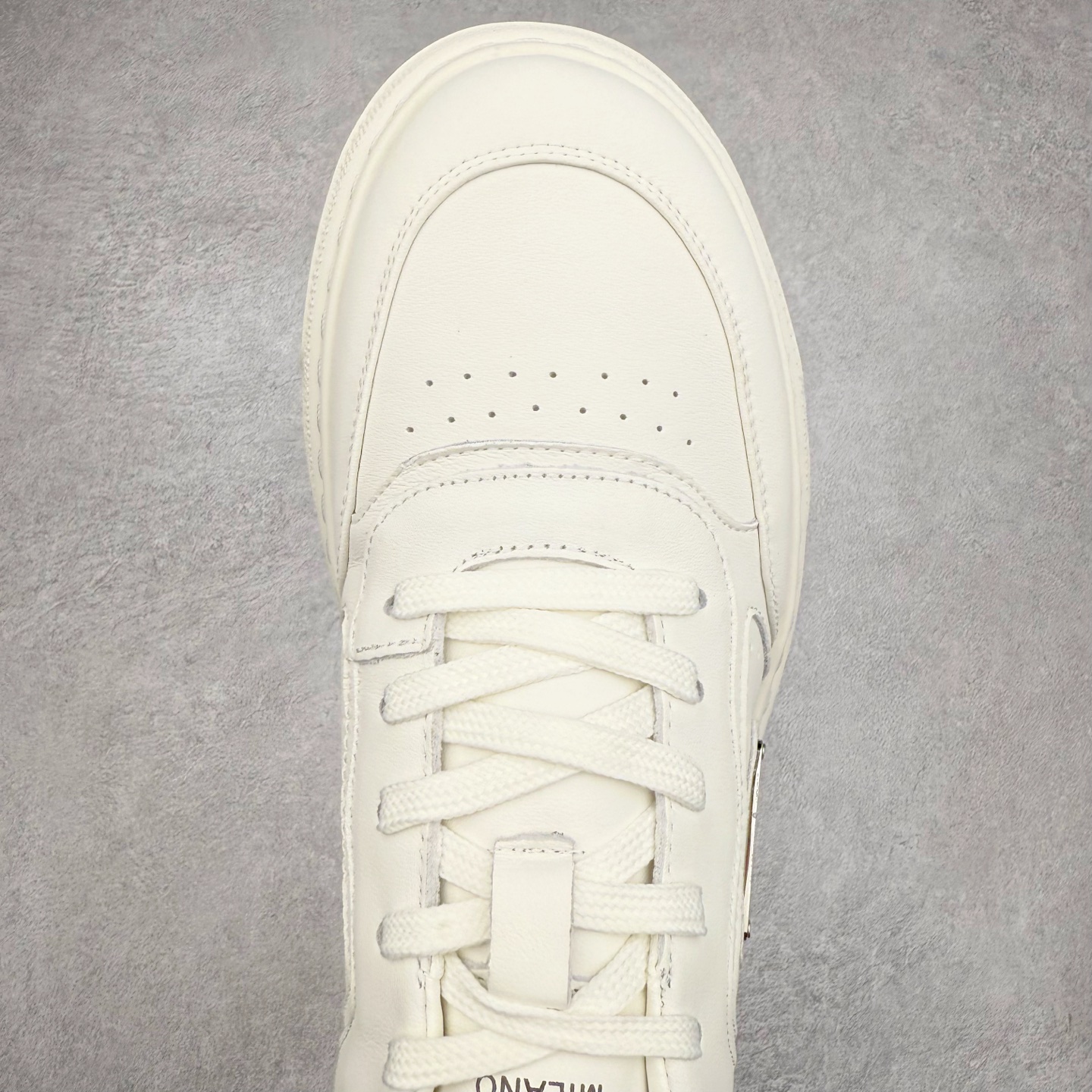 图片[4]-PRADA普拉达小白鞋厚底徽标系带运动休闲男鞋系列 广东大厂品质 专柜同步 大气个性更潮更抢眼更追求档次，它将颠覆旧念，与您共度时尚潮人必备! 面料采用原版进口小牛皮 牛皮内里垫脚 橡胶发泡大底 轻便防滑耐磨 脚感舒适 款式耐看做工精细 配以简洁利落的鞋楦 彰显男人的果敢和硬朗 尺码：39-44（皮鞋码）-选品中心