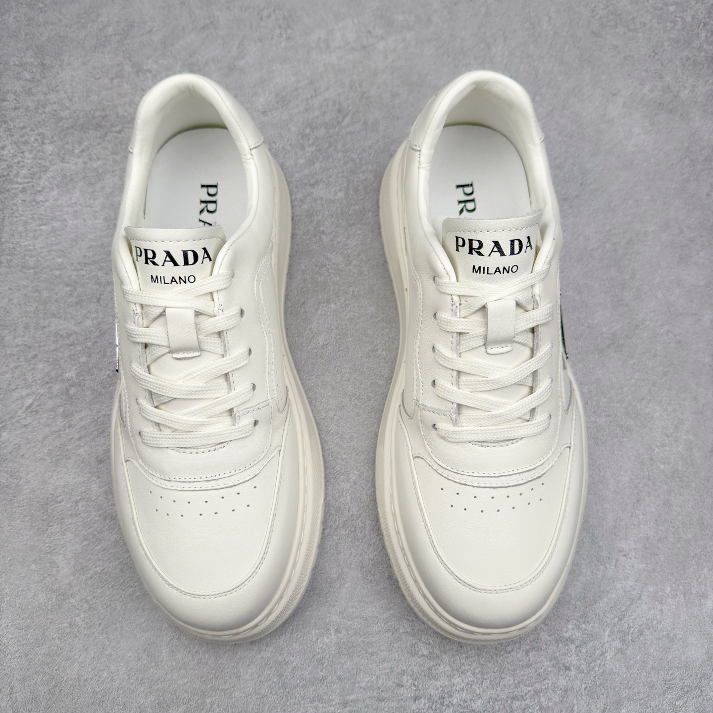图片[2]-PRADA普拉达小白鞋厚底徽标系带运动休闲男鞋系列 广东大厂品质 专柜同步 大气个性更潮更抢眼更追求档次，它将颠覆旧念，与您共度时尚潮人必备! 面料采用原版进口小牛皮 牛皮内里垫脚 橡胶发泡大底 轻便防滑耐磨 脚感舒适 款式耐看做工精细 配以简洁利落的鞋楦 彰显男人的果敢和硬朗 尺码：39-44（皮鞋码）-选品中心