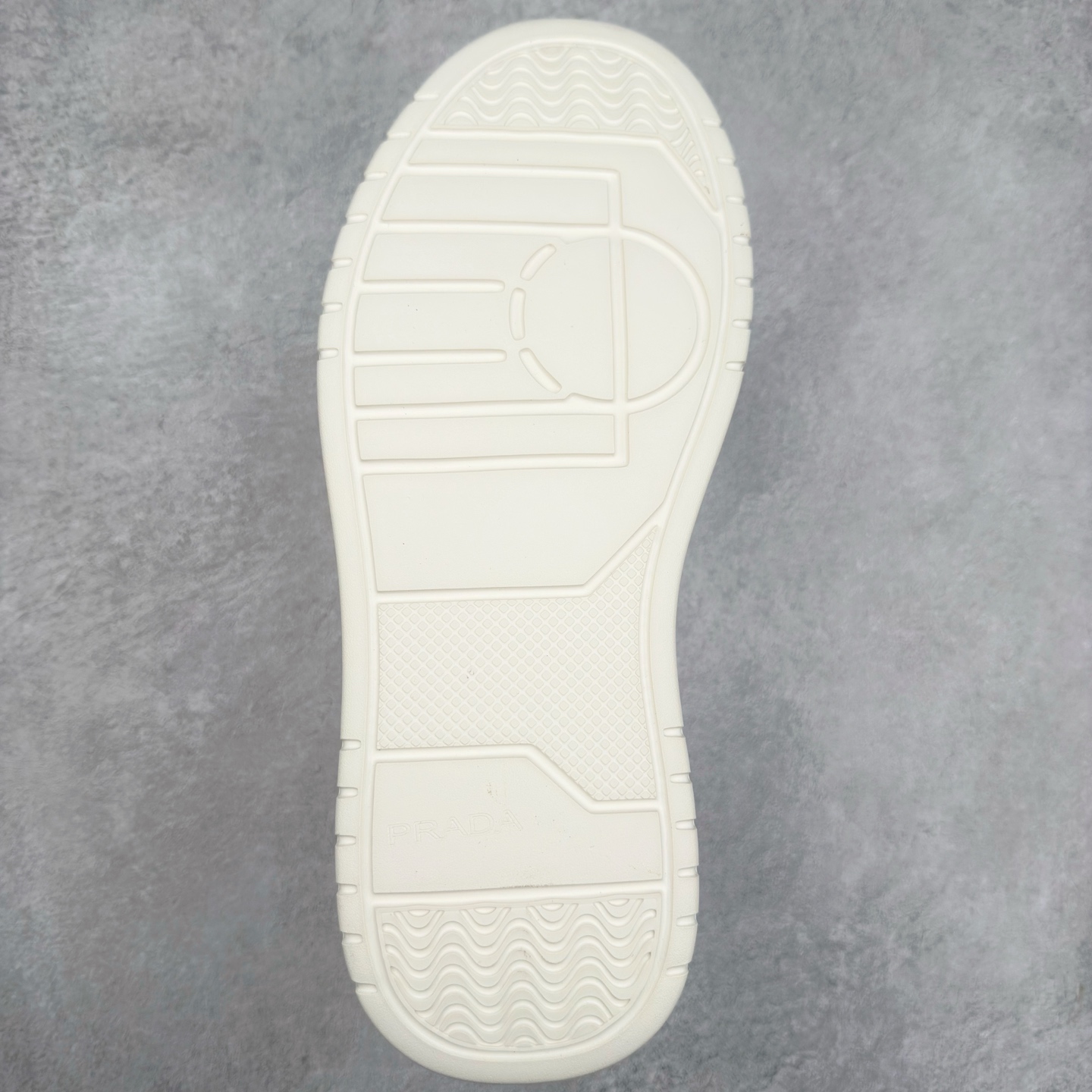 图片[9]-PRADA普拉达小白鞋厚底徽标系带运动休闲男鞋系列 广东大厂品质 专柜同步 大气个性更潮更抢眼更追求档次，它将颠覆旧念，与您共度时尚潮人必备! 面料采用原版进口小牛皮 牛皮内里垫脚 橡胶发泡大底 轻便防滑耐磨 脚感舒适 款式耐看做工精细 配以简洁利落的鞋楦 彰显男人的果敢和硬朗 尺码：39-44（皮鞋码）-选品中心