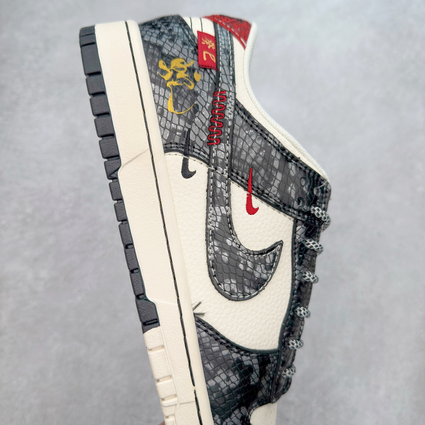 图片[6]-NK Dunk Low 定制配色 YX5066-293 大厂出品 极力推荐 原装头层材料 独家版型蒸餾加工帶來的是更好的视觉和脚感体验大厂纯原品质出货 清洁度 电绣工艺 皮料切割干净无任何毛边 细节完美 实拍调校N版已经零色差零失真 百分百还原实物色彩所见即所得 不存在货不对板色差等低级问题 选购参考实物拍摄 不混卖不参货 只用心做好货严格选品 承诺混一赔十 尺码：36 36.5 37.5 38 38.5 39 40 40.5 41 42 42.5 43 44 44.5 45-选品中心