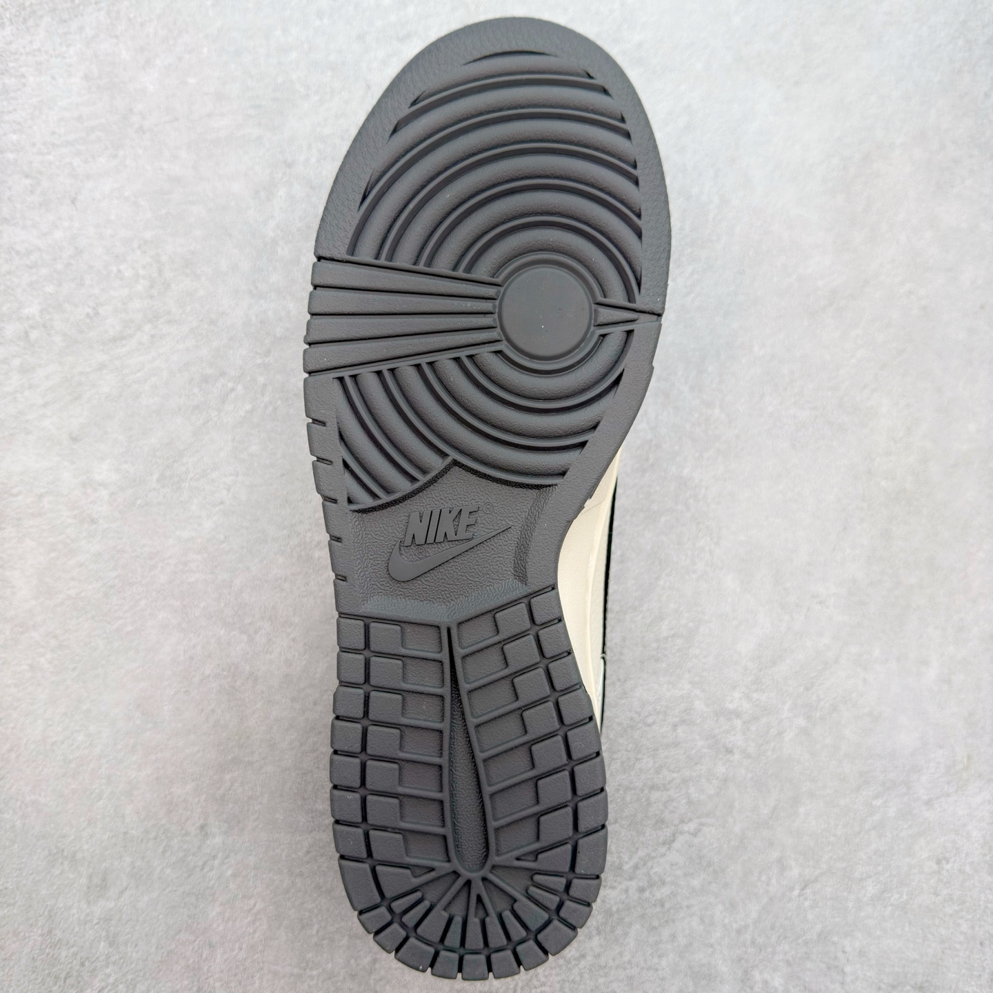 图片[9]-NK Dunk Low 定制配色 JJ2508-561 大厂出品 极力推荐 原装头层材料 独家版型蒸餾加工帶來的是更好的视觉和脚感体验大厂纯原品质出货 清洁度 电绣工艺 皮料切割干净无任何毛边 细节完美 实拍调校N版已经零色差零失真 百分百还原实物色彩所见即所得 不存在货不对板色差等低级问题 选购参考实物拍摄 不混卖不参货 只用心做好货严格选品 承诺混一赔十 尺码：36 36.5 37.5 38 38.5 39 40 40.5 41 42 42.5 43 44 44.5 45-选品中心