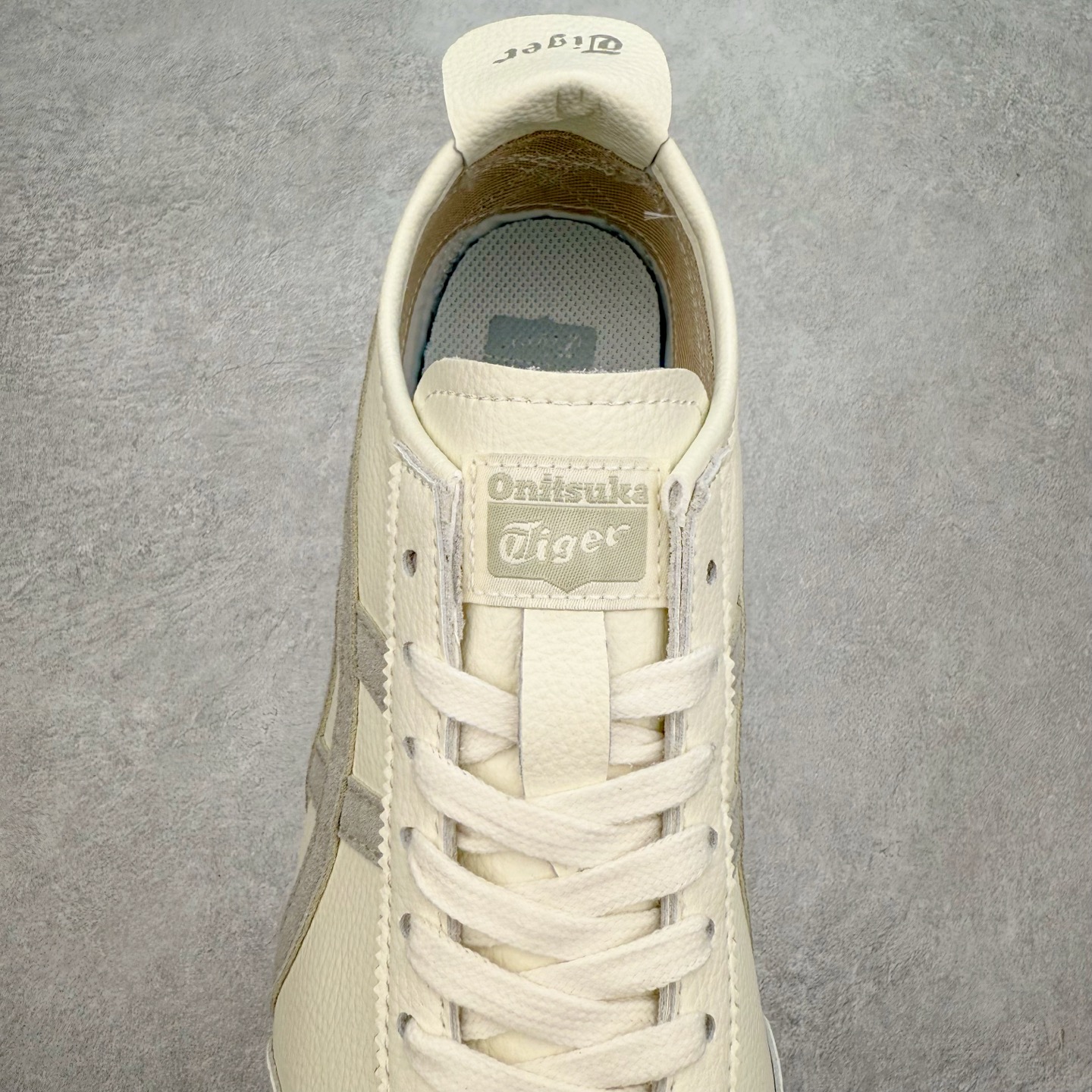 图片[5]-＃C版 Asics Onitsuka Tiger MEXICO 66 亚瑟士鬼冢虎复古经典板鞋 CNY 龙年限定 白红 市场王者选手 海外订单工厂出品 长期生产补货永不断码 超成熟稳定的做工品控 原装全套纸板楦头开发 原汁原味 完美呈现版型 私模正确鞋底咬花纹路 一比一鞋头弧度高度鞋身弧度 绝不口嗨 细节品控鞋型随意秒杀市面 原档咬花纹路私模大底 一个单元有六个三角形 总体形拼接呈现花瓣状 官方四联吊牌 原装Ortholite轻量化鞋垫 原盒原配 质保卡 说明书 钢印防尘纸 纸板中底带钢印 乳胶组合鞋垫 支持全方位的对比专柜 产品从款式颜色造型上体现出追求舒适和细节的完美 鞋类更是推崇手工制作的严谨与完美 融舒适性与可穿性的设计风格 注重细节的完美和别致魅力 既保持稳重 又不失轻松的时尚感 尺码：36 37 37.5 38 39 39.5 40 40.5 41.5 42 42.5 43.5 44 45-选品中心