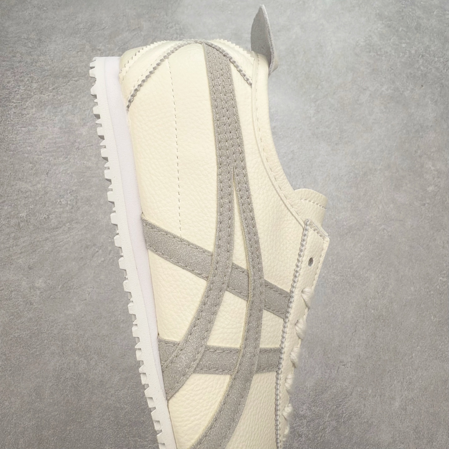 图片[6]-＃C版 Asics Onitsuka Tiger MEXICO 66 亚瑟士鬼冢虎复古经典板鞋 CNY 龙年限定 白红 市场王者选手 海外订单工厂出品 长期生产补货永不断码 超成熟稳定的做工品控 原装全套纸板楦头开发 原汁原味 完美呈现版型 私模正确鞋底咬花纹路 一比一鞋头弧度高度鞋身弧度 绝不口嗨 细节品控鞋型随意秒杀市面 原档咬花纹路私模大底 一个单元有六个三角形 总体形拼接呈现花瓣状 官方四联吊牌 原装Ortholite轻量化鞋垫 原盒原配 质保卡 说明书 钢印防尘纸 纸板中底带钢印 乳胶组合鞋垫 支持全方位的对比专柜 产品从款式颜色造型上体现出追求舒适和细节的完美 鞋类更是推崇手工制作的严谨与完美 融舒适性与可穿性的设计风格 注重细节的完美和别致魅力 既保持稳重 又不失轻松的时尚感 尺码：36 37 37.5 38 39 39.5 40 40.5 41.5 42 42.5 43.5 44 45-选品中心
