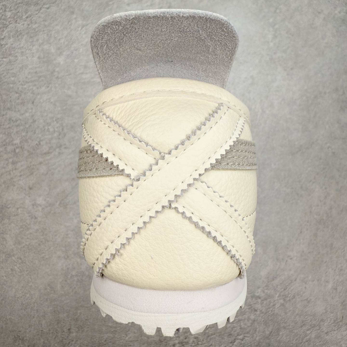 图片[8]-＃C版 Asics Onitsuka Tiger MEXICO 66 亚瑟士鬼冢虎复古经典板鞋 CNY 龙年限定 白红 市场王者选手 海外订单工厂出品 长期生产补货永不断码 超成熟稳定的做工品控 原装全套纸板楦头开发 原汁原味 完美呈现版型 私模正确鞋底咬花纹路 一比一鞋头弧度高度鞋身弧度 绝不口嗨 细节品控鞋型随意秒杀市面 原档咬花纹路私模大底 一个单元有六个三角形 总体形拼接呈现花瓣状 官方四联吊牌 原装Ortholite轻量化鞋垫 原盒原配 质保卡 说明书 钢印防尘纸 纸板中底带钢印 乳胶组合鞋垫 支持全方位的对比专柜 产品从款式颜色造型上体现出追求舒适和细节的完美 鞋类更是推崇手工制作的严谨与完美 融舒适性与可穿性的设计风格 注重细节的完美和别致魅力 既保持稳重 又不失轻松的时尚感 尺码：36 37 37.5 38 39 39.5 40 40.5 41.5 42 42.5 43.5 44 45-选品中心